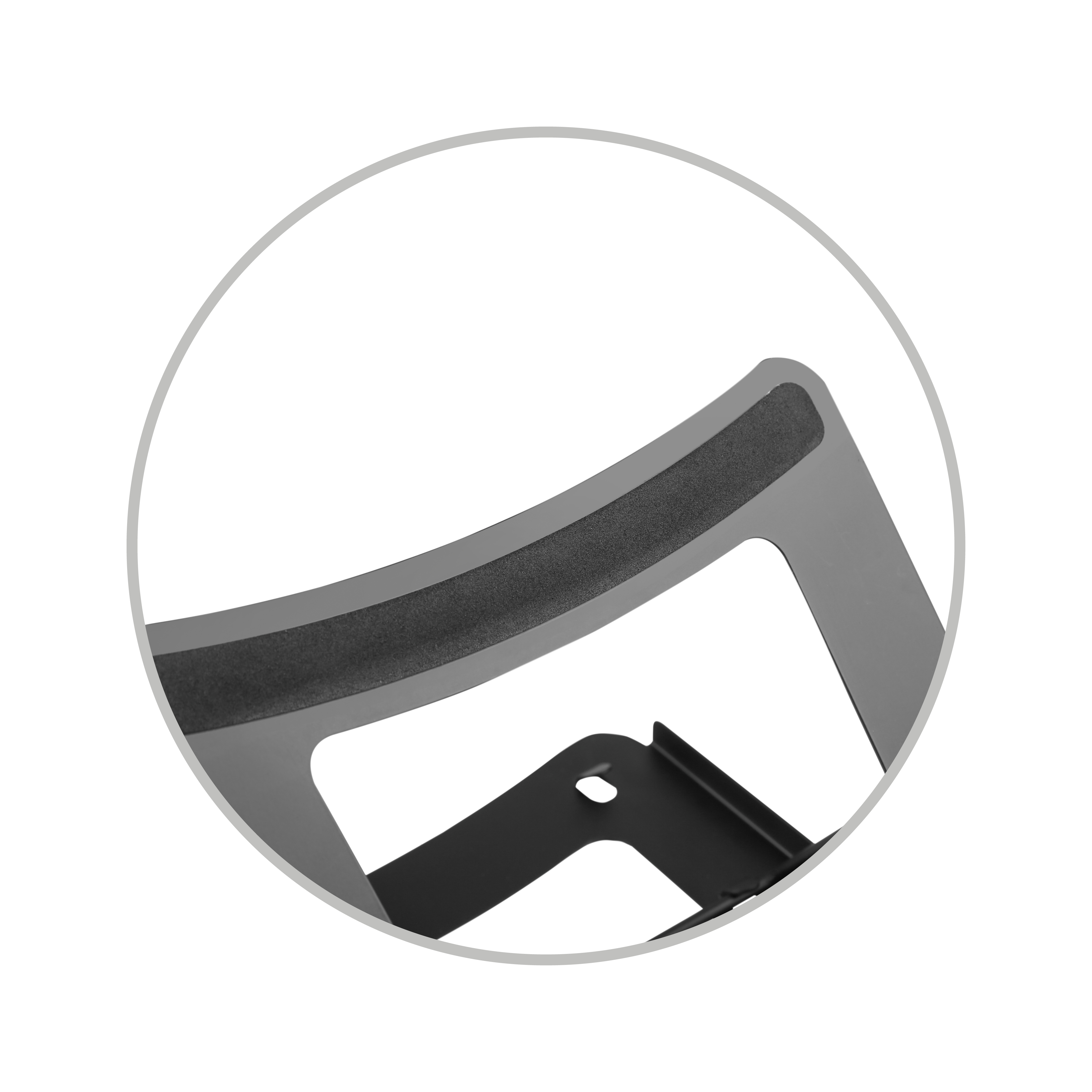 Primer plano de un soporte metálico gris con una almohadilla negra, parte de un soporte para monitor.