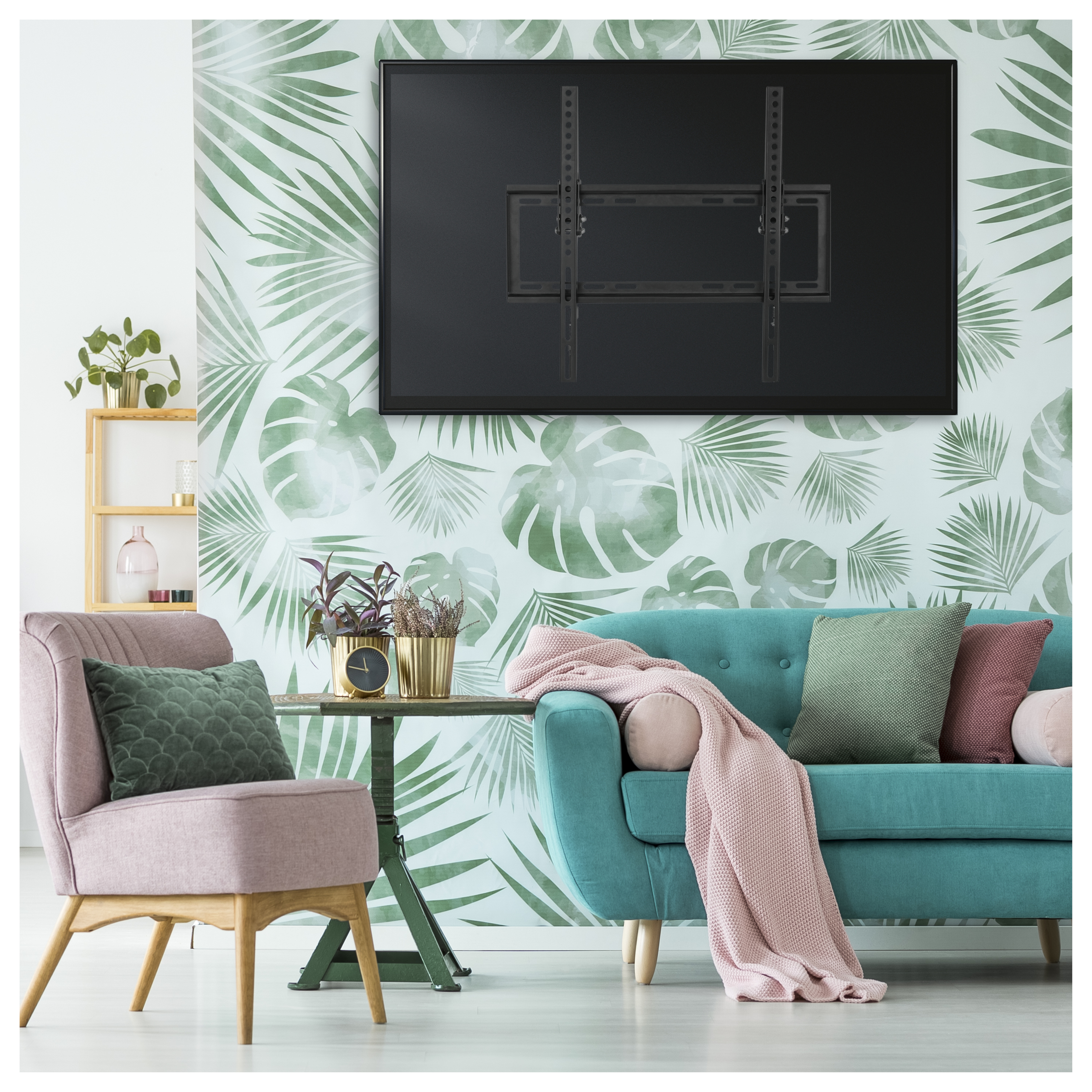 Sala de estar con muebles. Un esquema de color verde y rosa. TV en la pared.