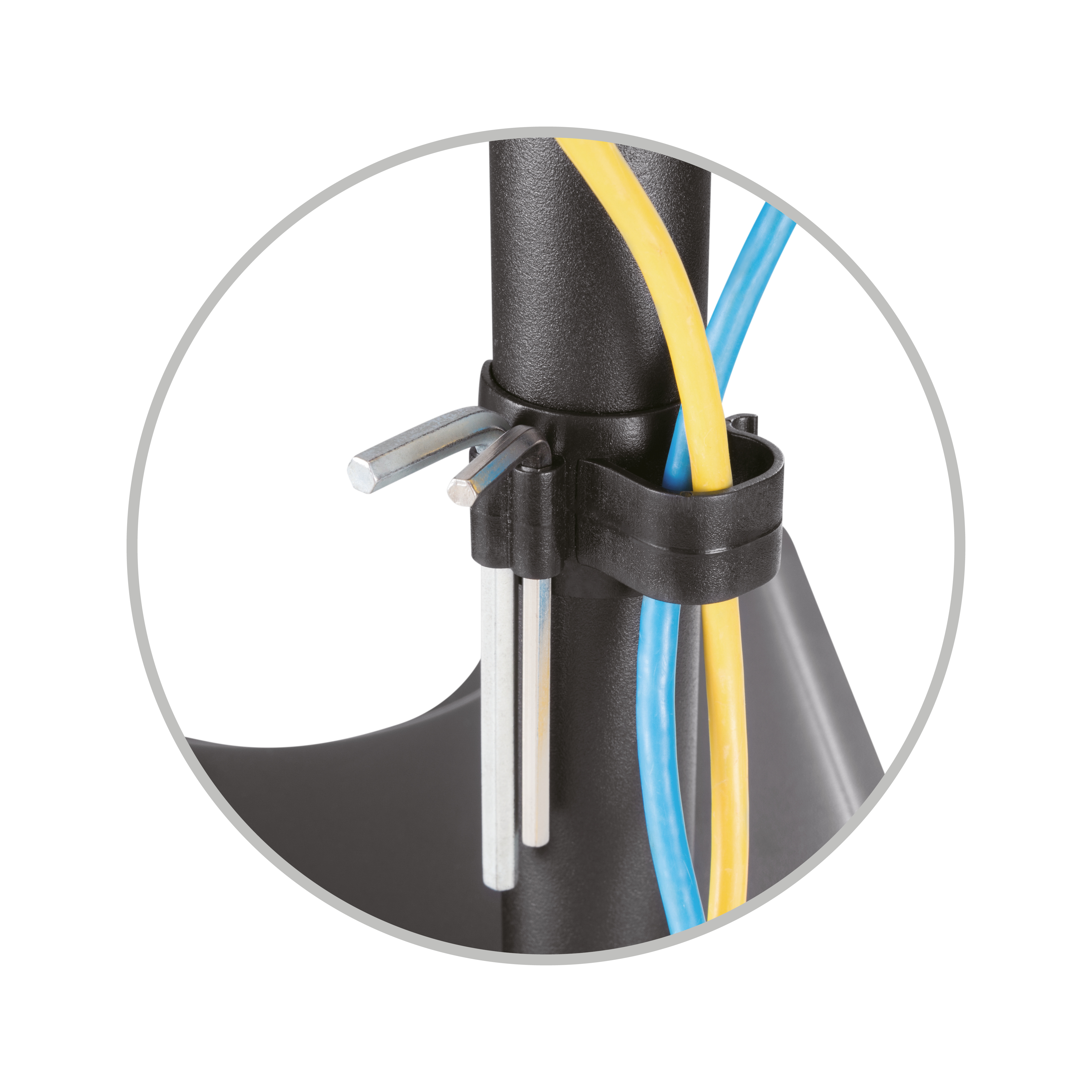 Primer plano de un soporte negro con llaves y cables adjuntos, con un marco circular alrededor.