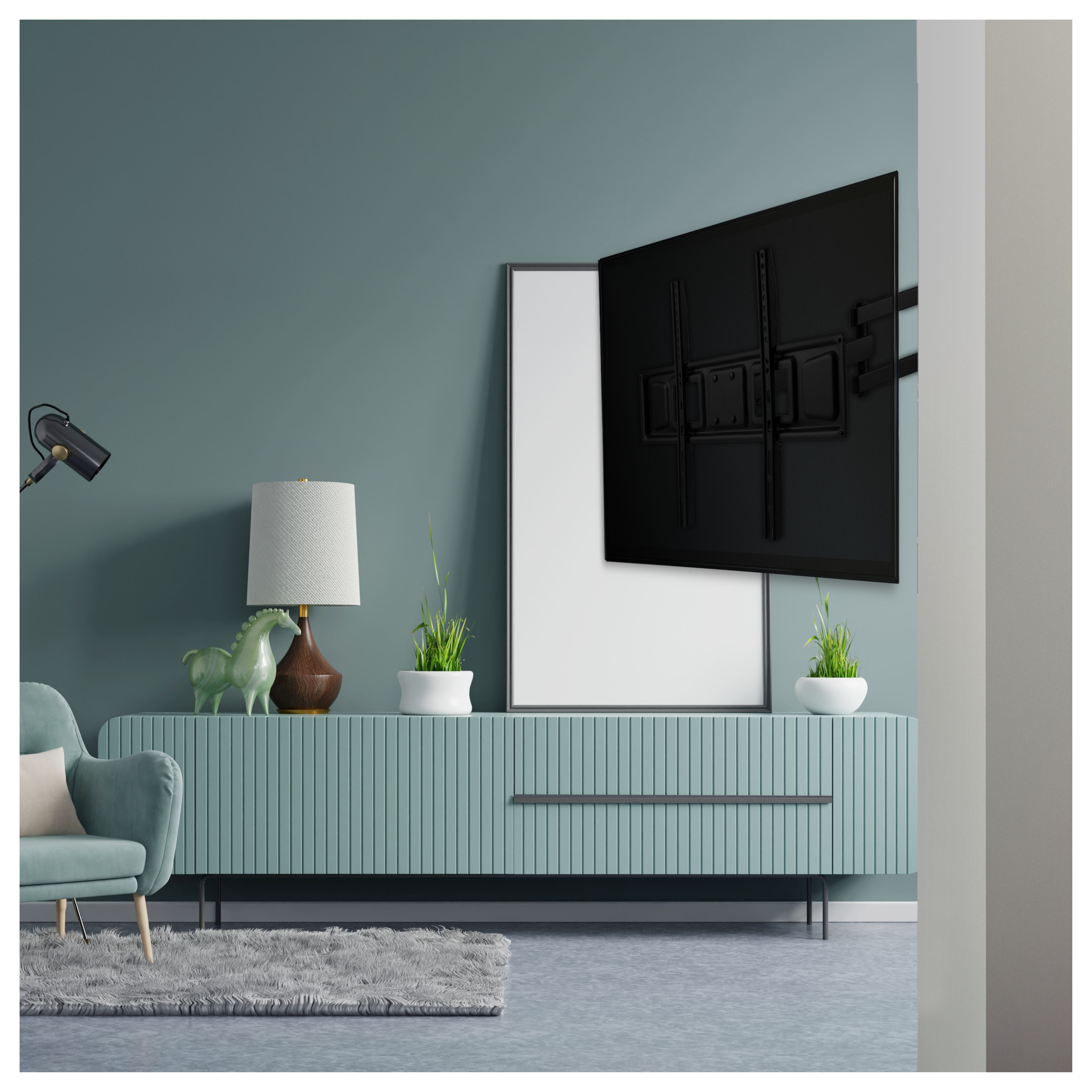 Interior con TV negra montada en la pared sobre un mueble azul claro, con objetos de decoración.