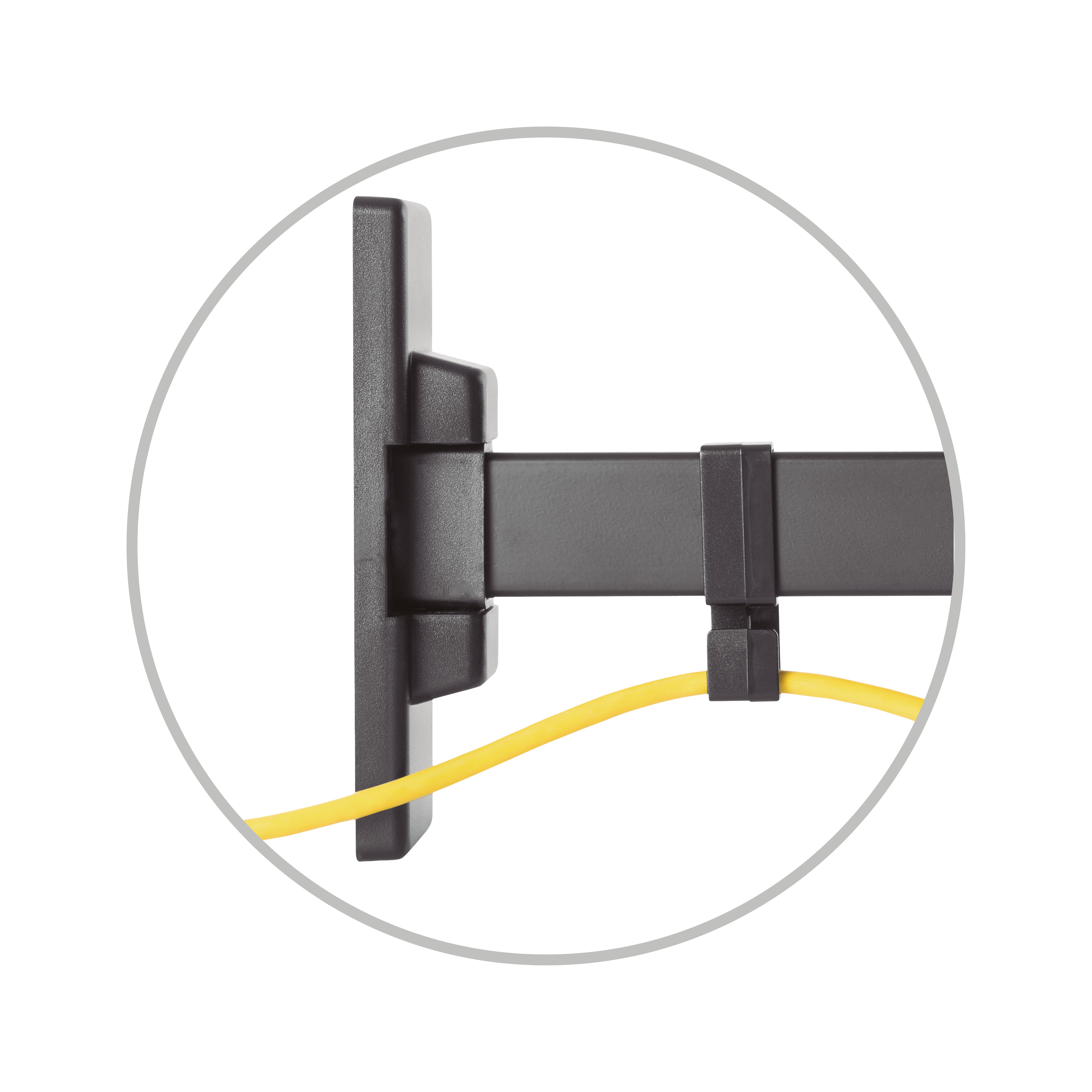 Primer plano del montaje del monitor con un cable amarillo.