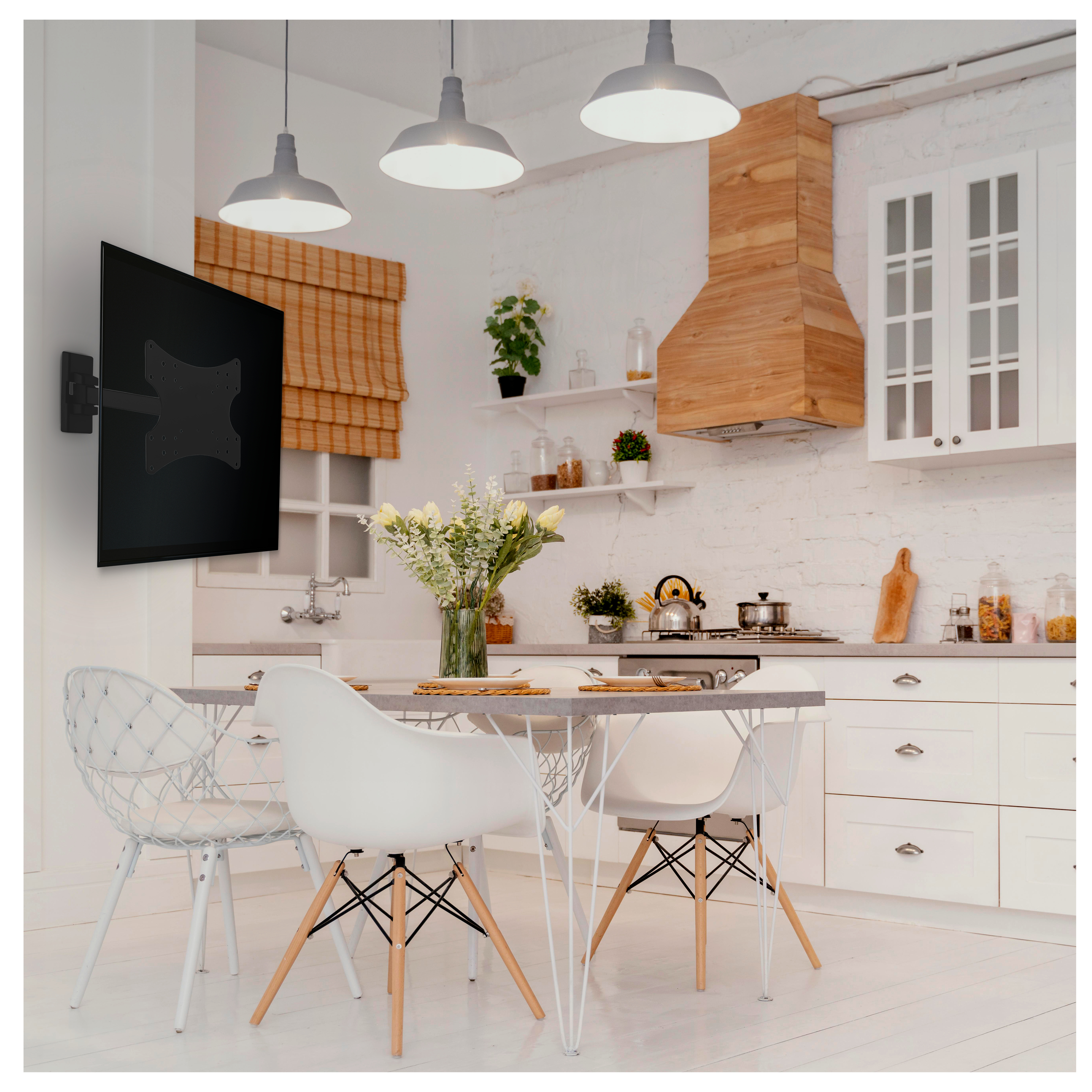 Cocina con TV montada en la pared, sillas blancas y luces colgantes.