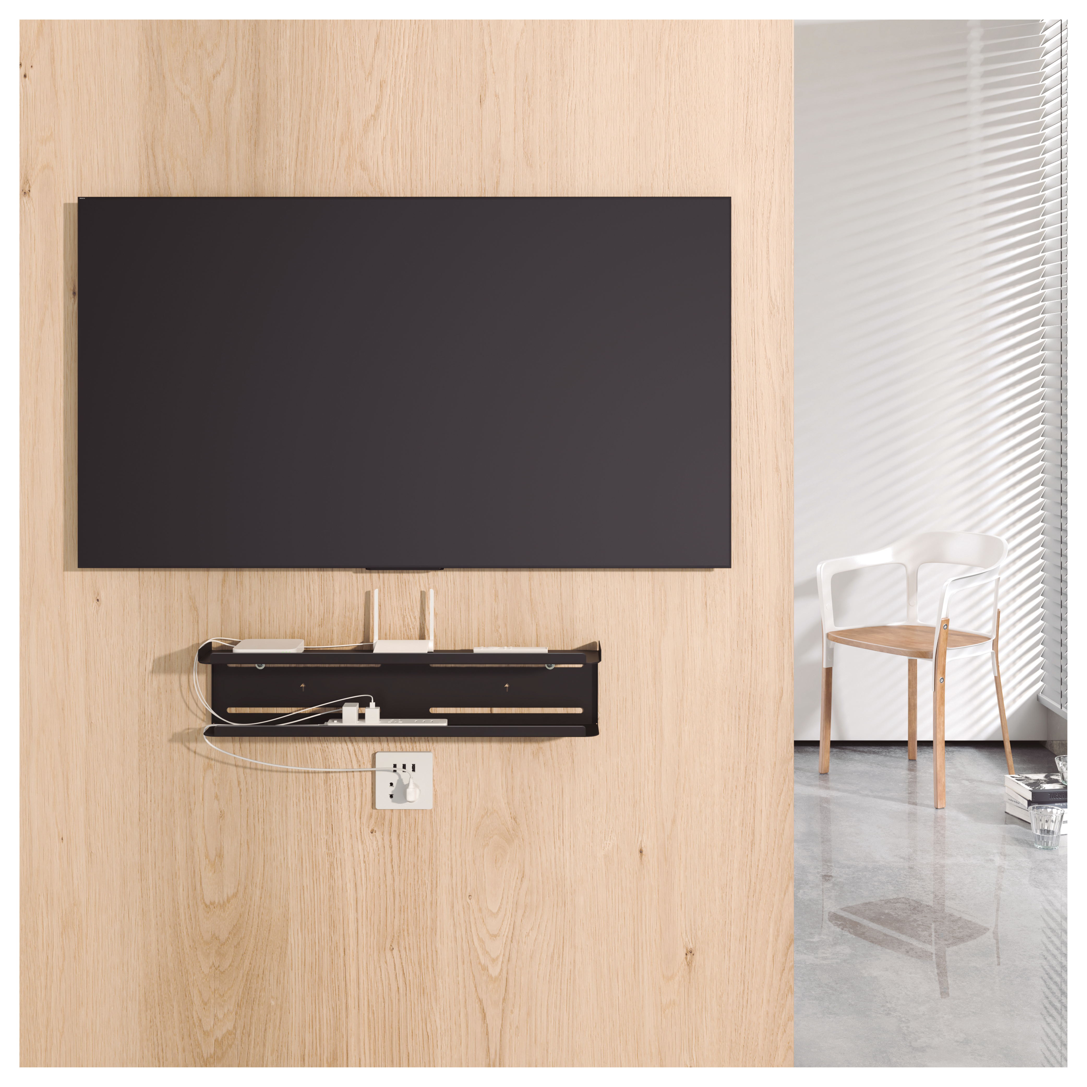 TV en pared de madera con estante, enchufes blancos y silla.