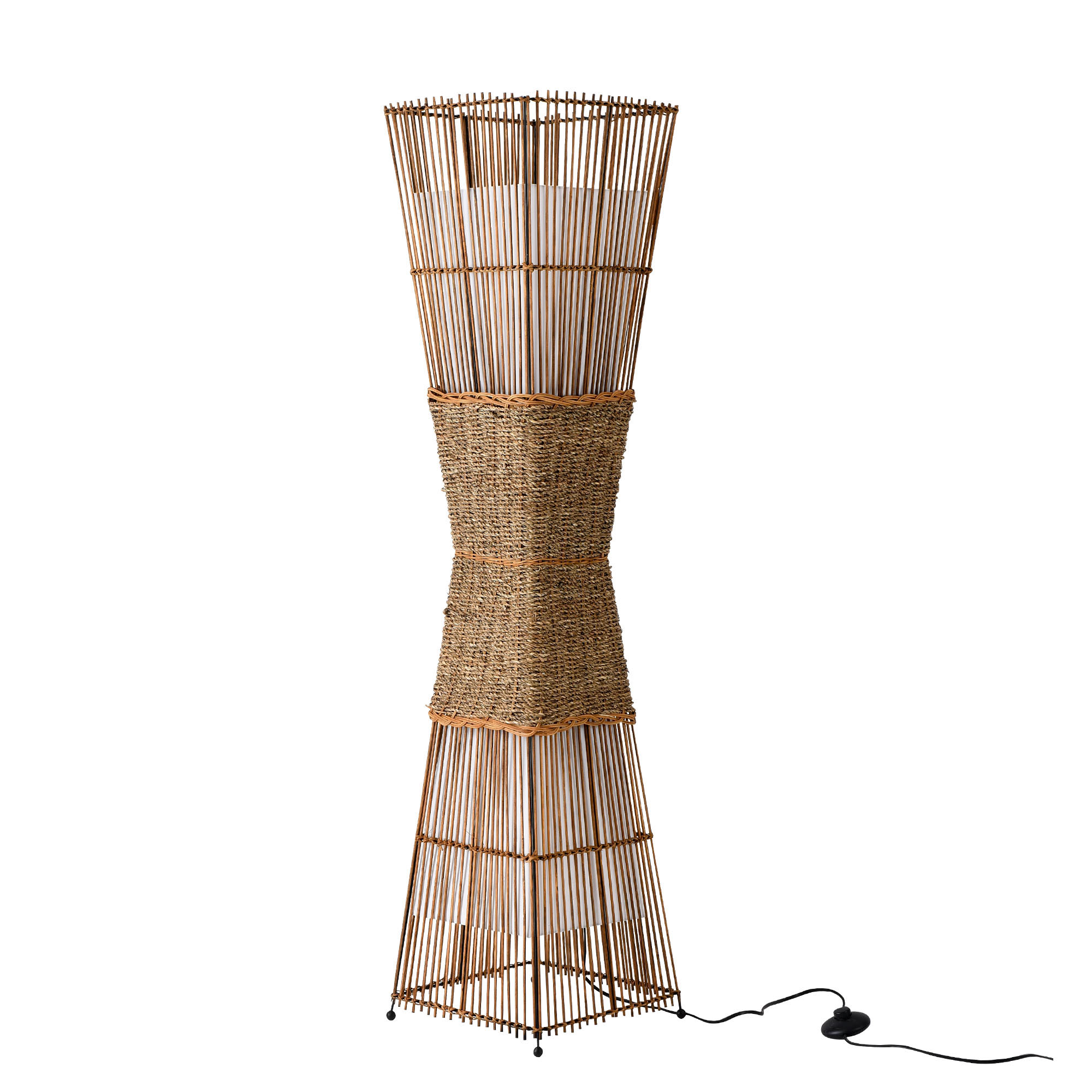 Hohe, braune gewebte Lampe mit quadratischem Sockel, Verengung in der Taille, weißem Inneren.