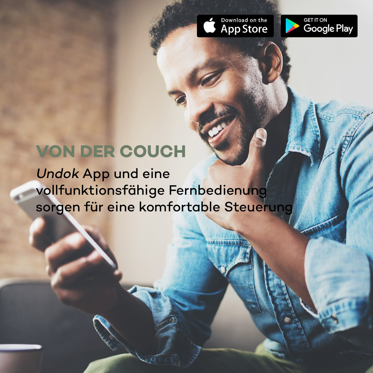 Ein Mann benutzt ein Telefon mit App-Oberfläche, Text im Bild: 'Undok App' und 'komfortable Steuerung'.