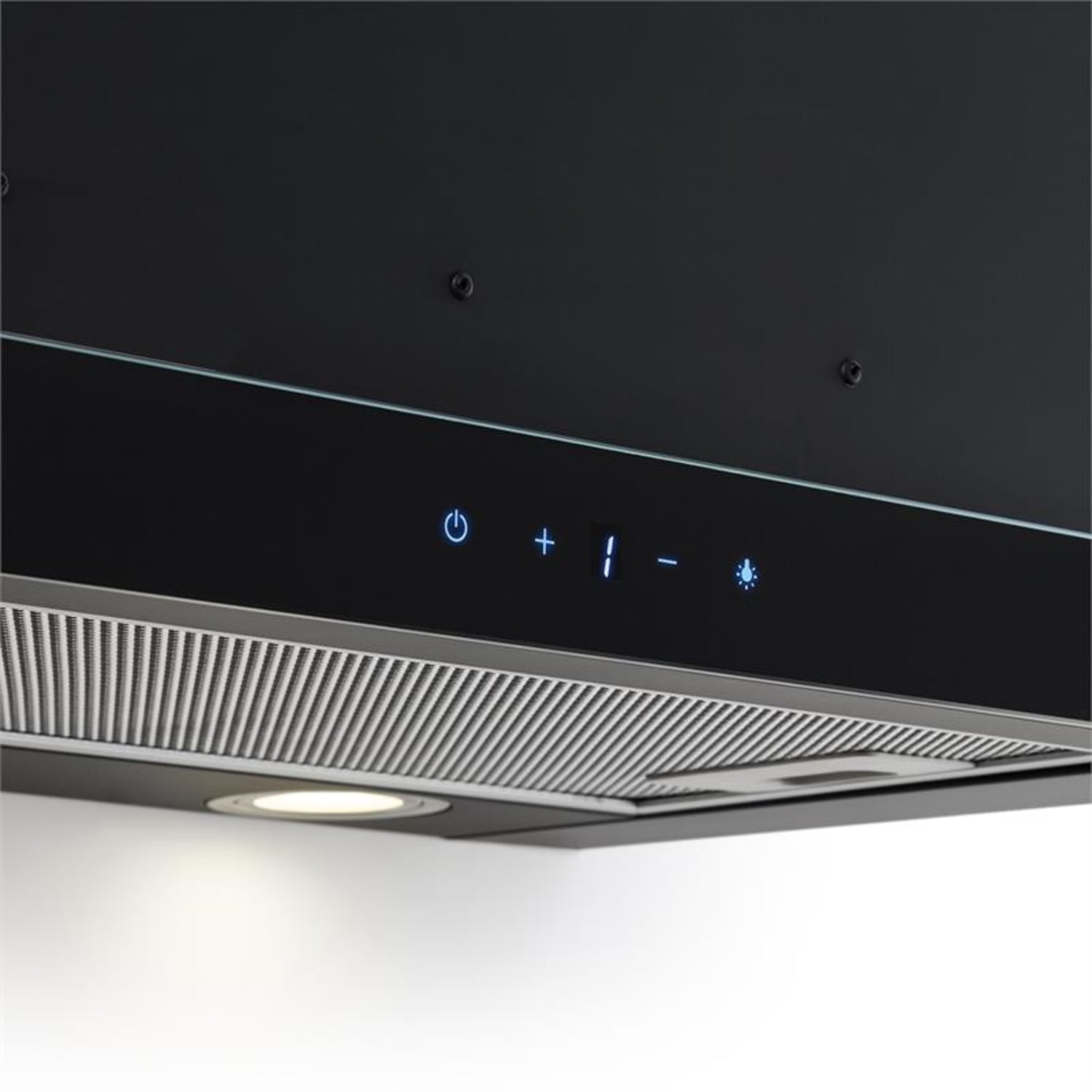 Campana extractora negra y plateada con controles iluminados en azul.