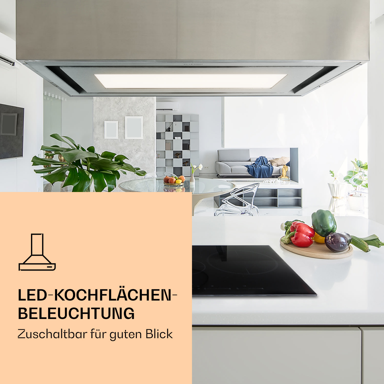 Scena cucina con illuminazione cappa LED e verdure. Design moderno con colori bianchi e chiari.