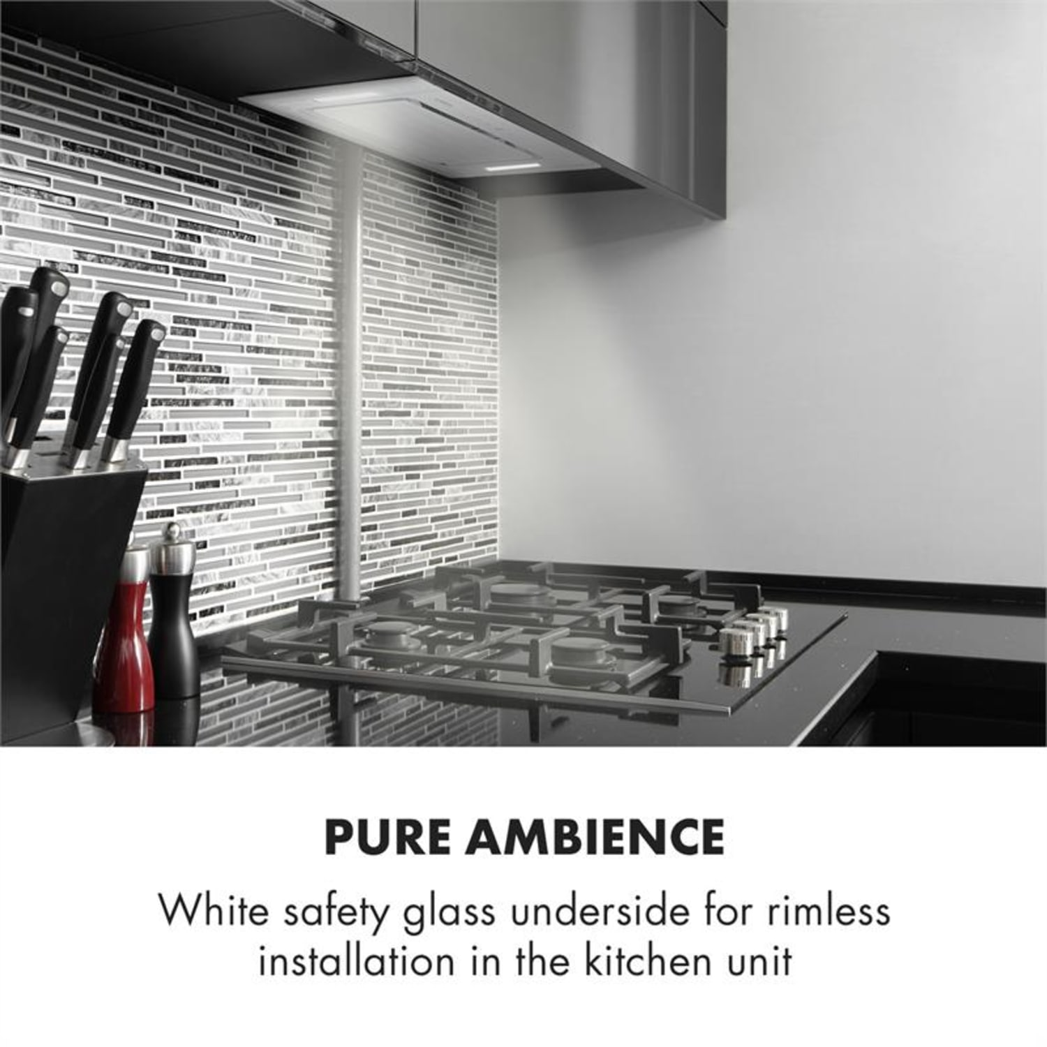 Cucina con piano cottura e cappa. Testo: Ambiente puro. Sottopiano in vetro di sicurezza bianco.