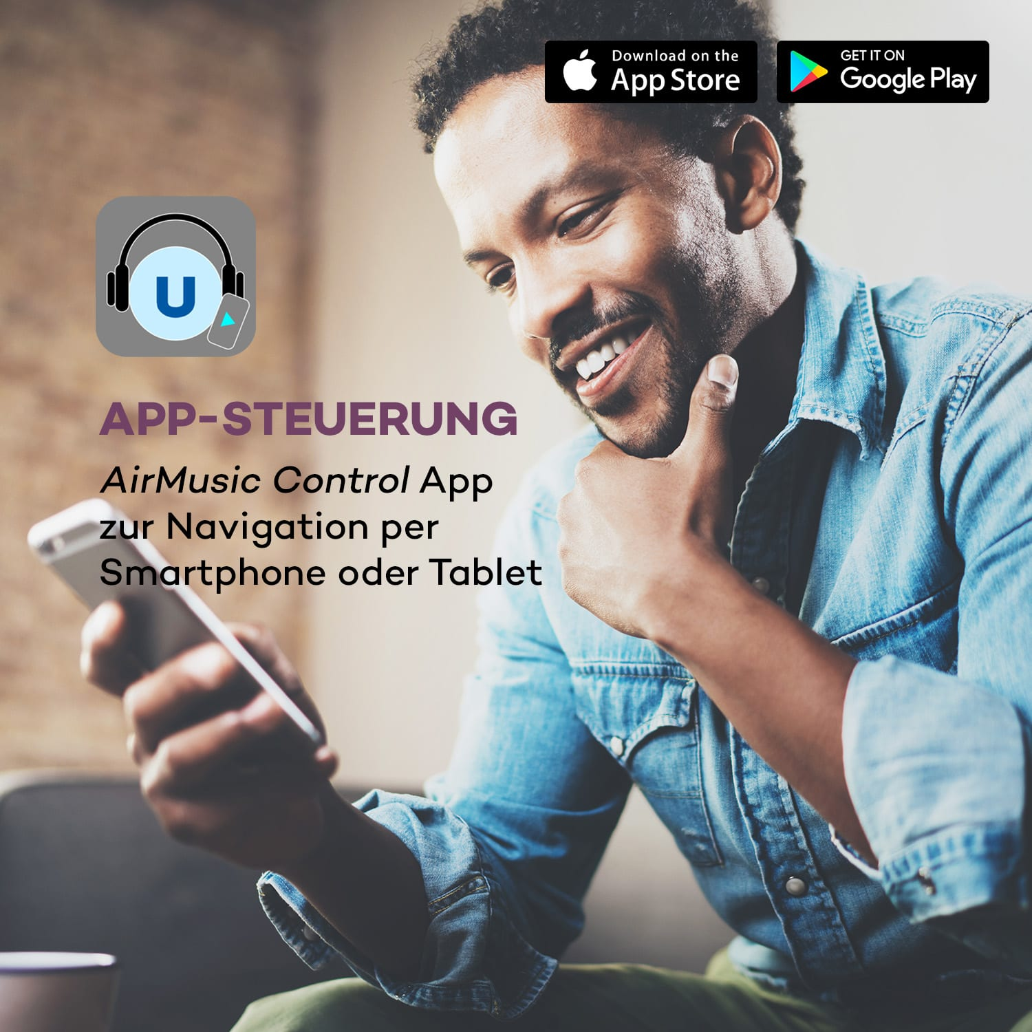 Lächelnder Mann benutzt ein Smartphone. App-Steuerung wird erwähnt. App Store und Google Play Logos sichtbar.