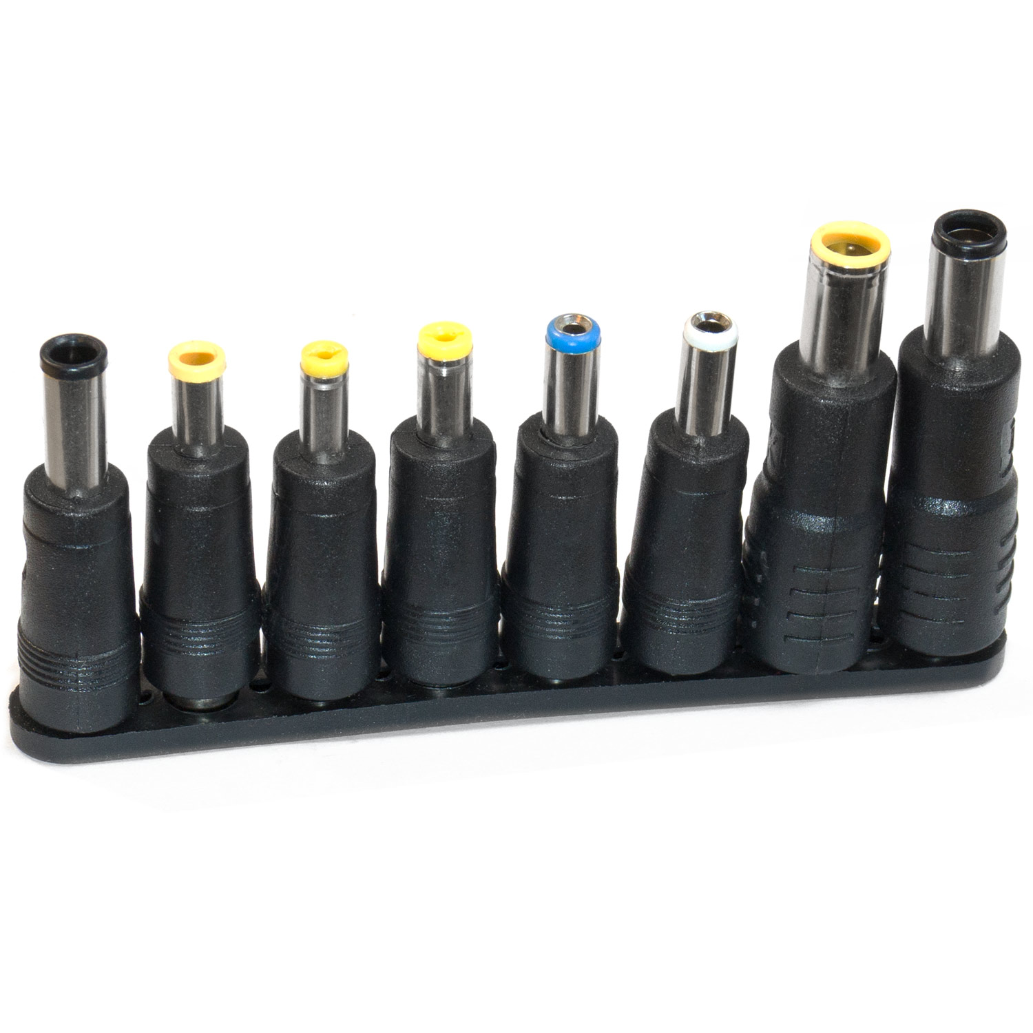 Satz schwarzer Netzadapterstecker. Verschiedene gelbe, blaue und weiße Spitzen. Schwarze Basis.