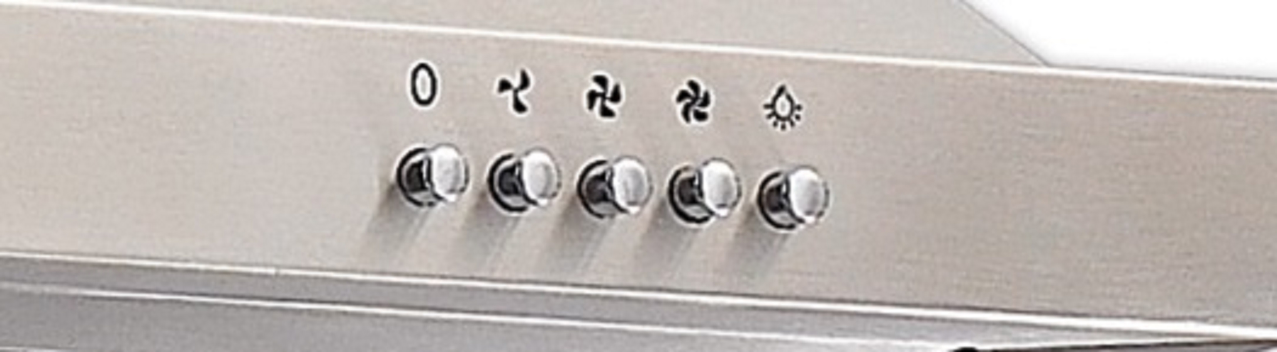 Nahaufnahme eines Metall-Dunstabzugshauben-Bedienfelds mit fünf Knöpfen und Symbolen.