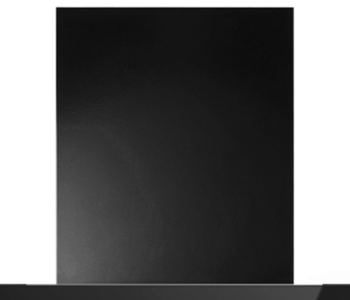 Schwarze, rechteckige, wandmontierte Dunstabzugshaube. Einfaches Design, dunkle Farbe, auf weißem Hintergrund.