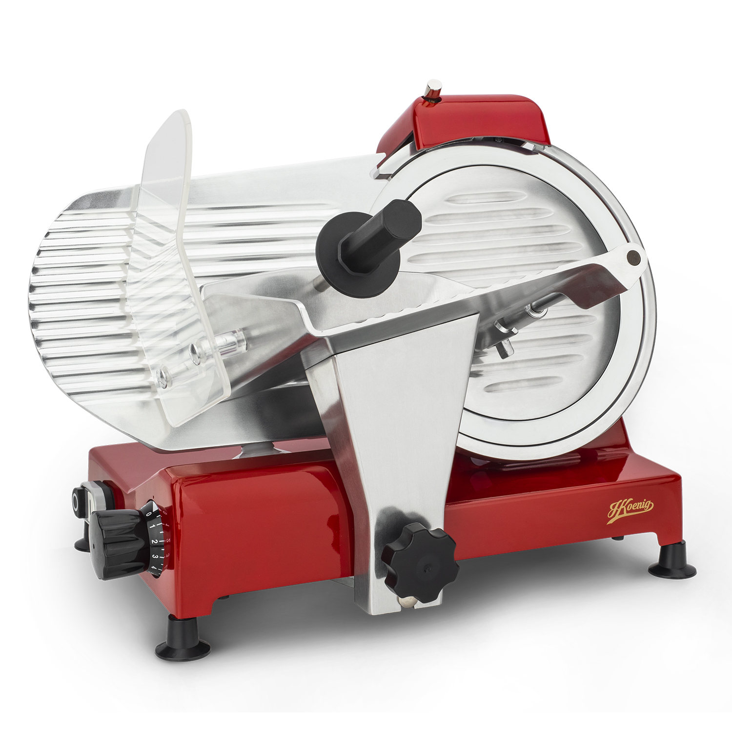 Czerwona krajalnica do mięsa z dużym ostrzem i przezroczystą plastikową osłoną. Na białym tle.