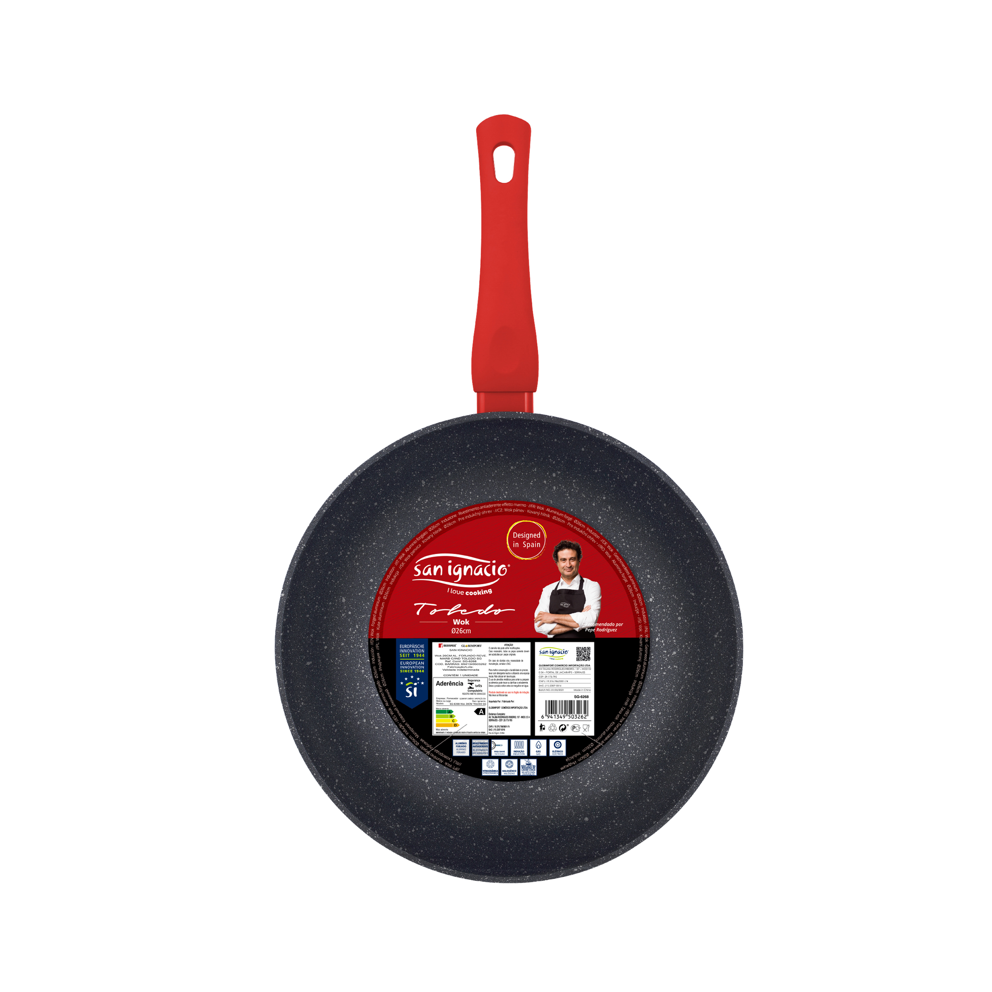 Una sartén wok negra con un mango rojo, con etiquetas en la sartén. Etiqueta Diseñado en España en la sartén.
