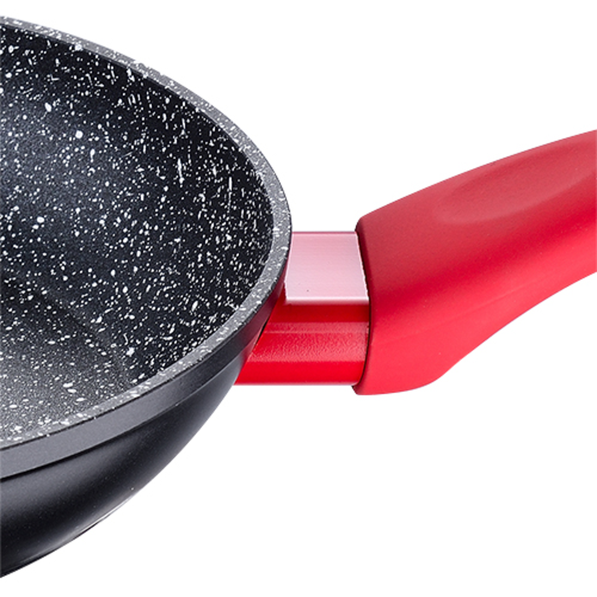 Primer plano de una sartén moteada en blanco y negro con mango rojo, fondo blanco.