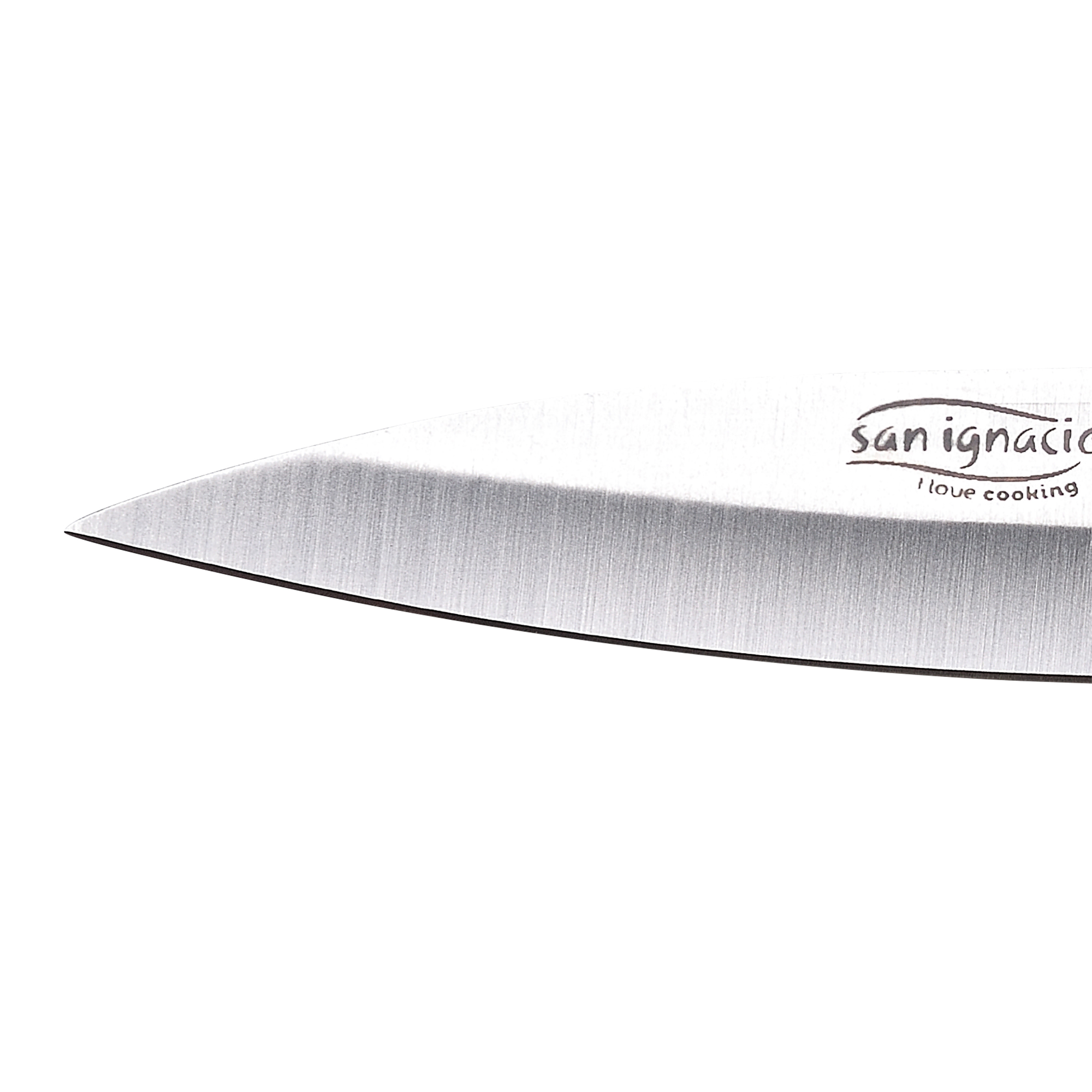 Primer plano de una hoja de cuchillo con la marca, sobre fondo blanco.