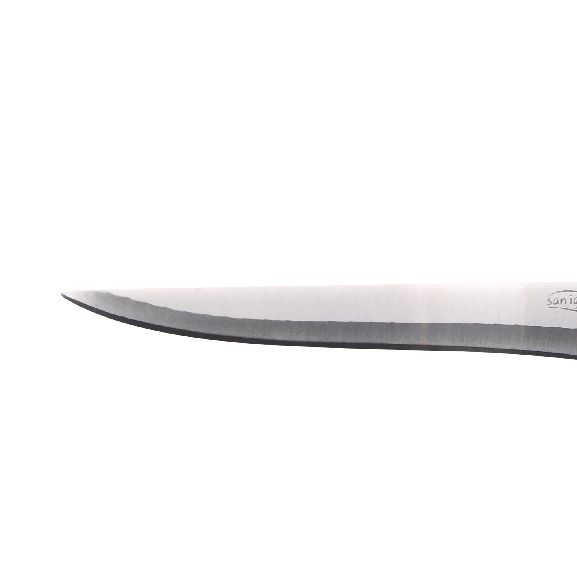 Primer plano de una hoja de cuchillo plateada, con fondo blanco.