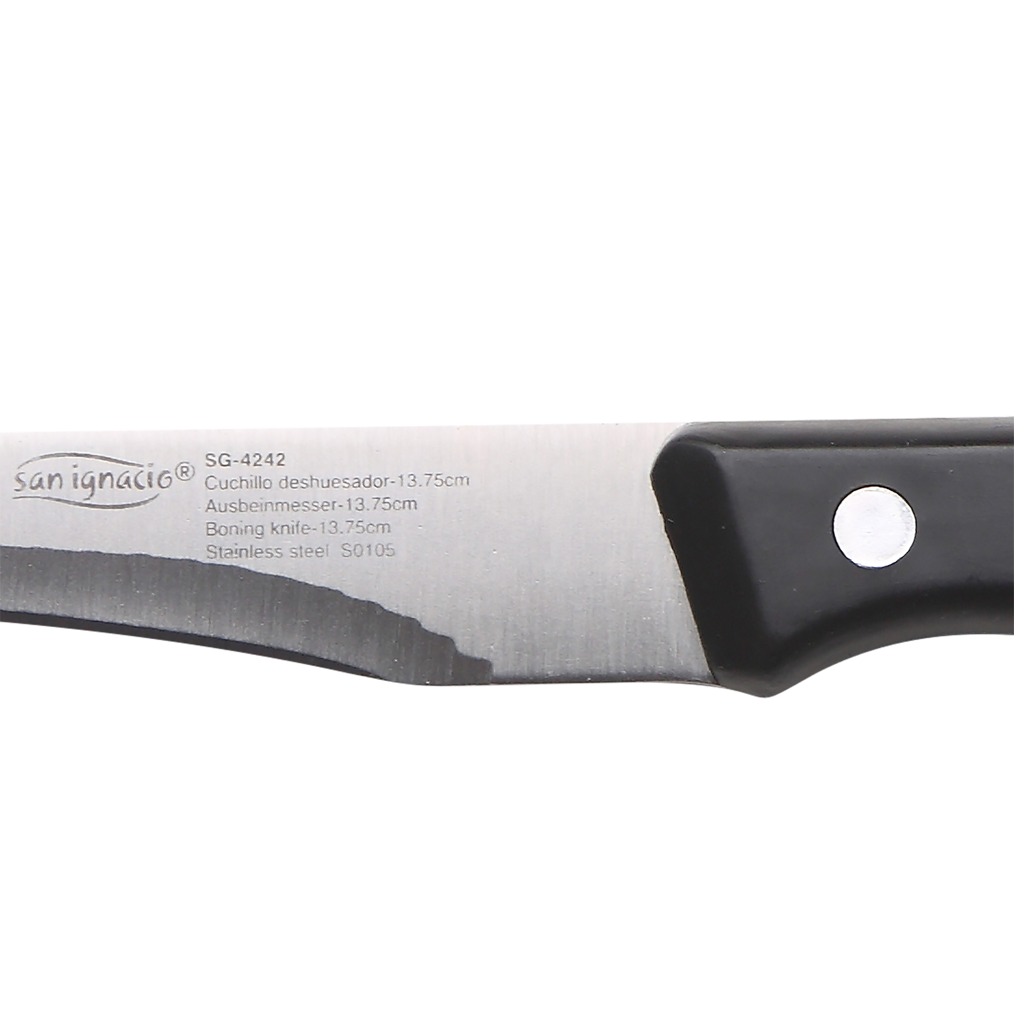 Primer plano de un cuchillo, visible la marca 'San Ignacio', con texto en la hoja.