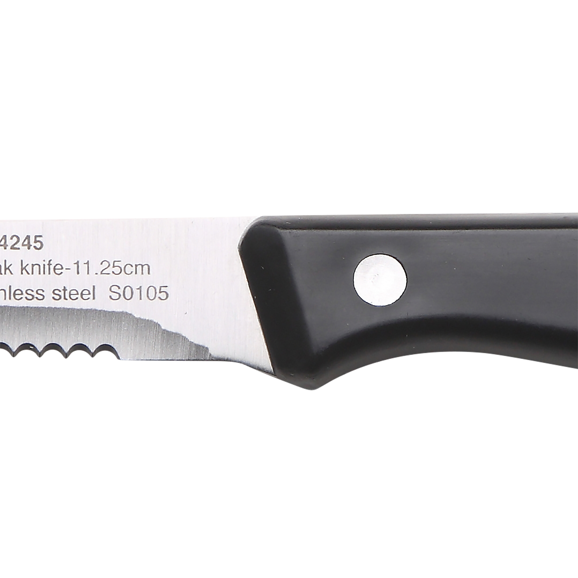 Primer plano de un cuchillo de sierra para bistec con mango negro y punto blanco.