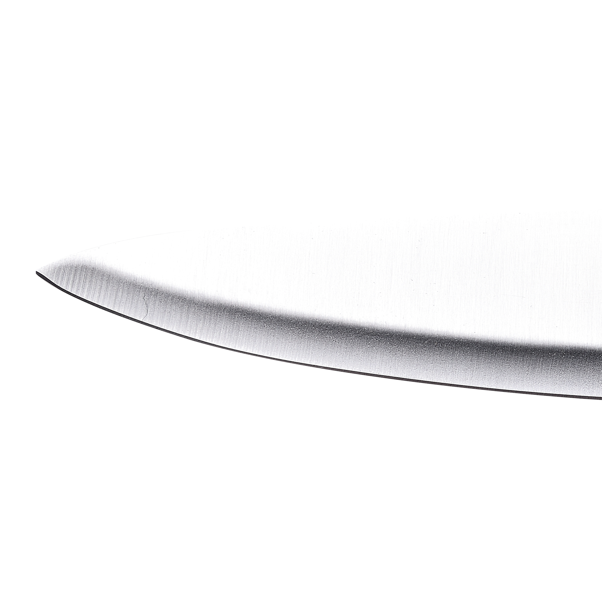 Primer plano de una hoja de cuchillo, reflejando la luz, sobre un fondo blanco.