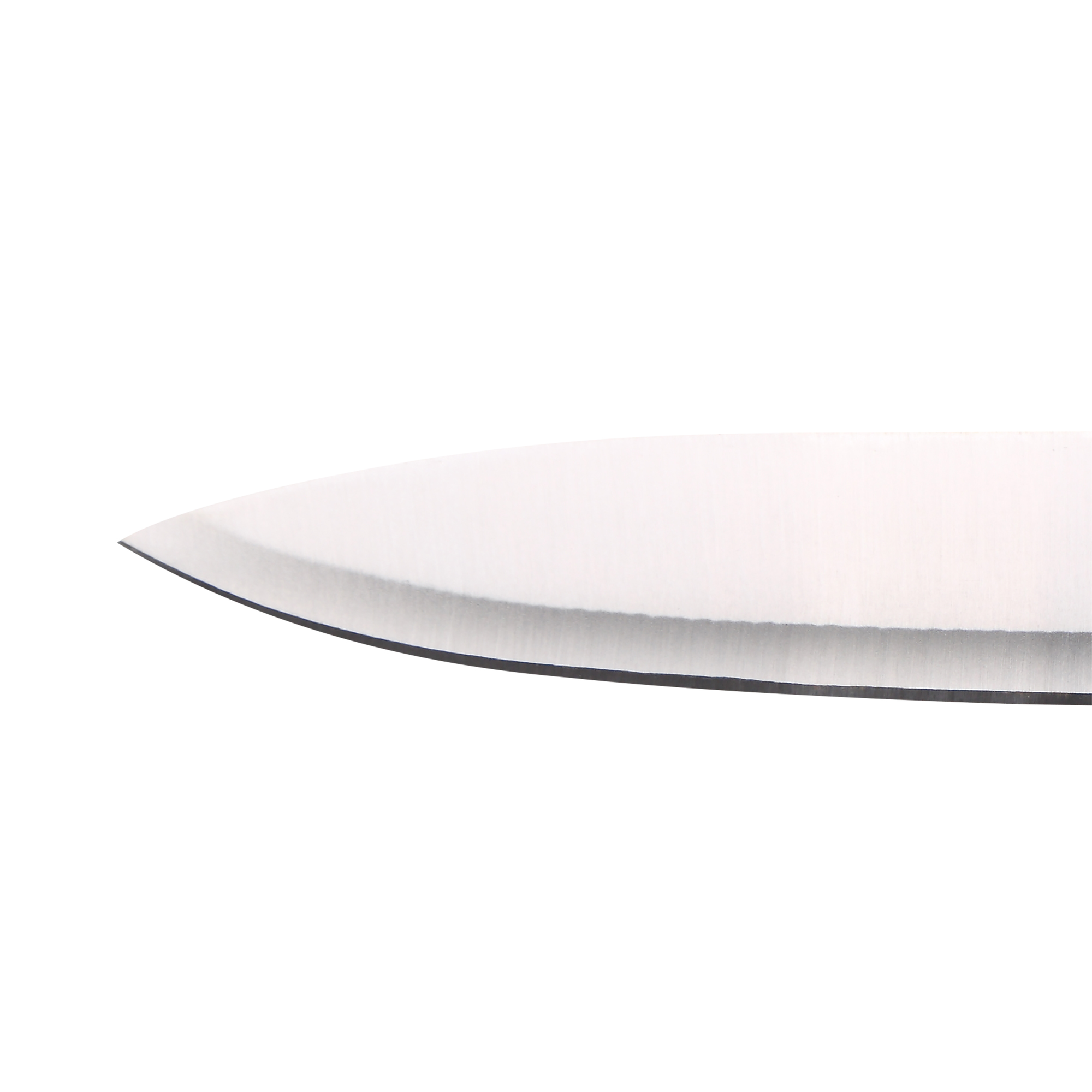 Primer plano de una hoja de cuchillo, metal brillante, filo afilado, fondo blanco.