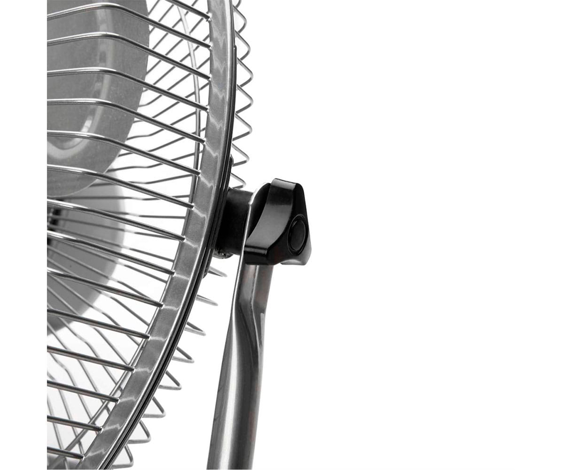 Primer plano de un ventilador plateado. Se ven las aspas y una perilla negra.