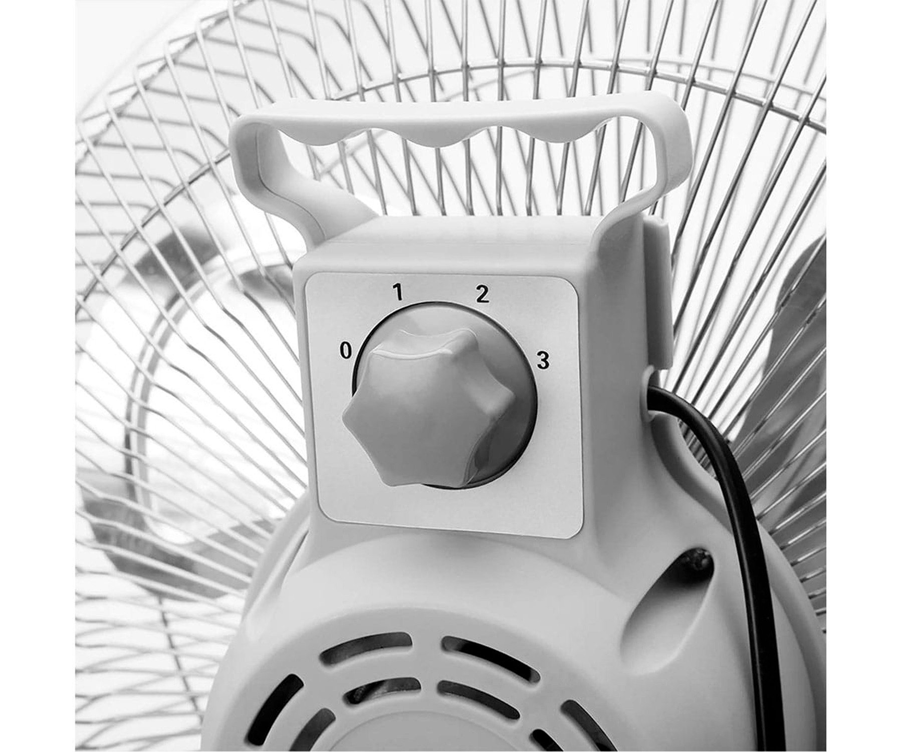 Primer plano del panel de control de un ventilador blanco con ajustes de velocidad.