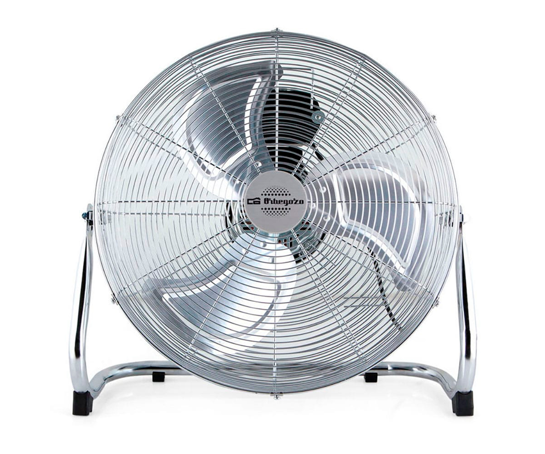 Ventilador plateado con rejilla sobre fondo blanco.