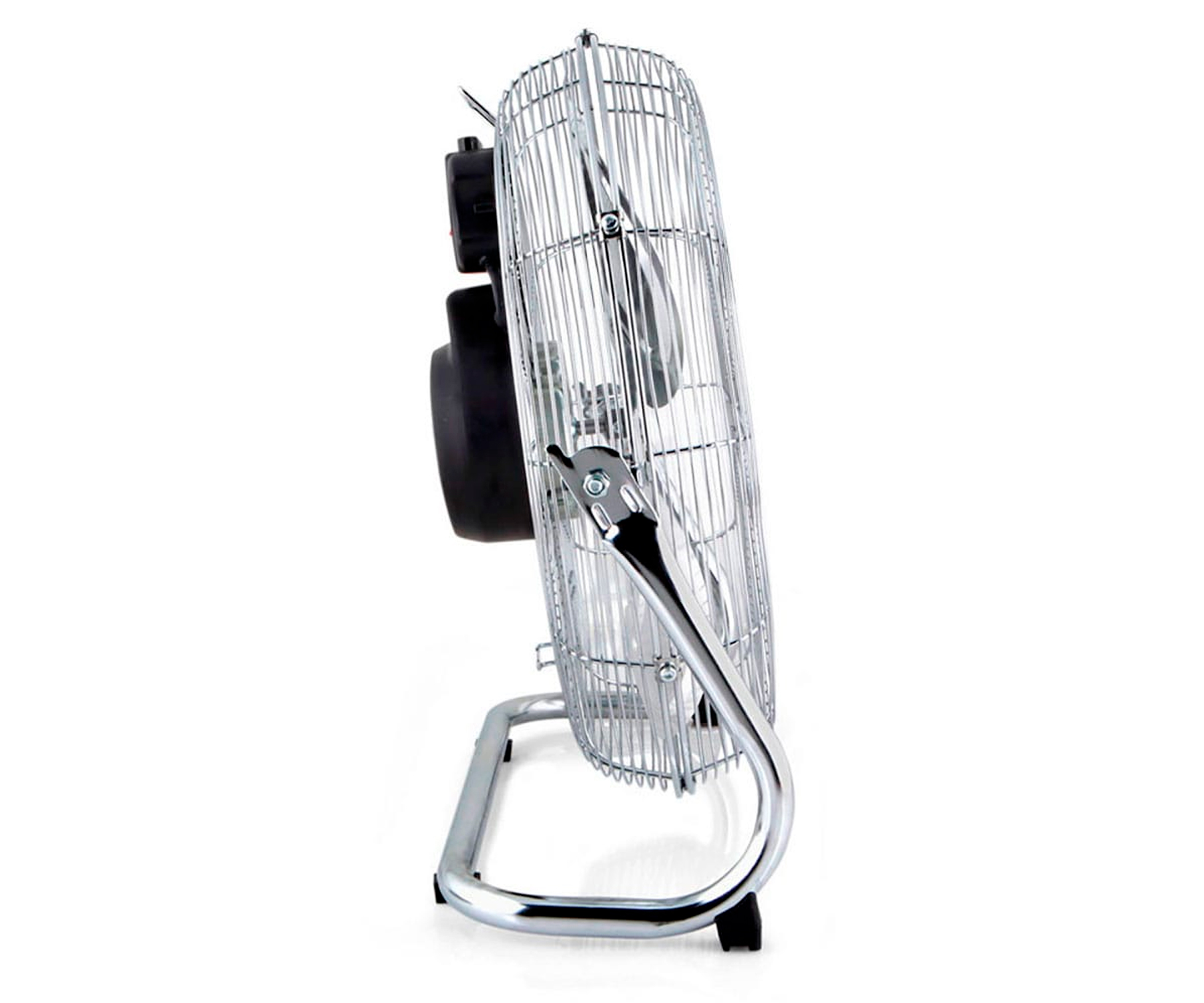 Ventilador de metal plateado con base cromada y motor negro, sobre fondo blanco.