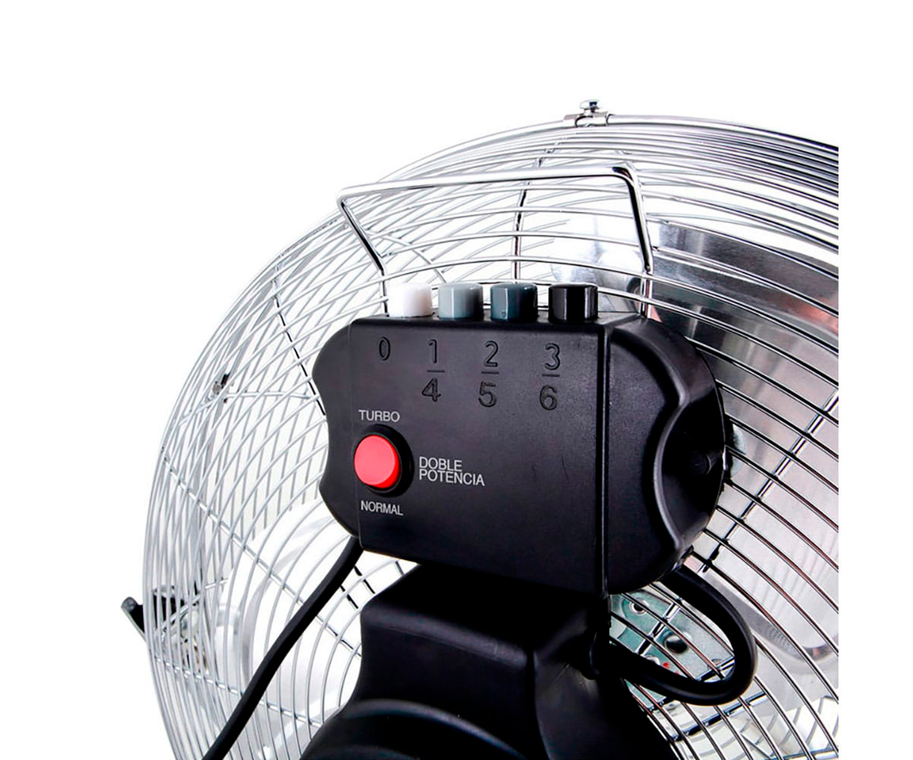 Ventilador industrial con un panel de control negro que muestra los ajustes de velocidad y un interruptor Turbo/Normal.