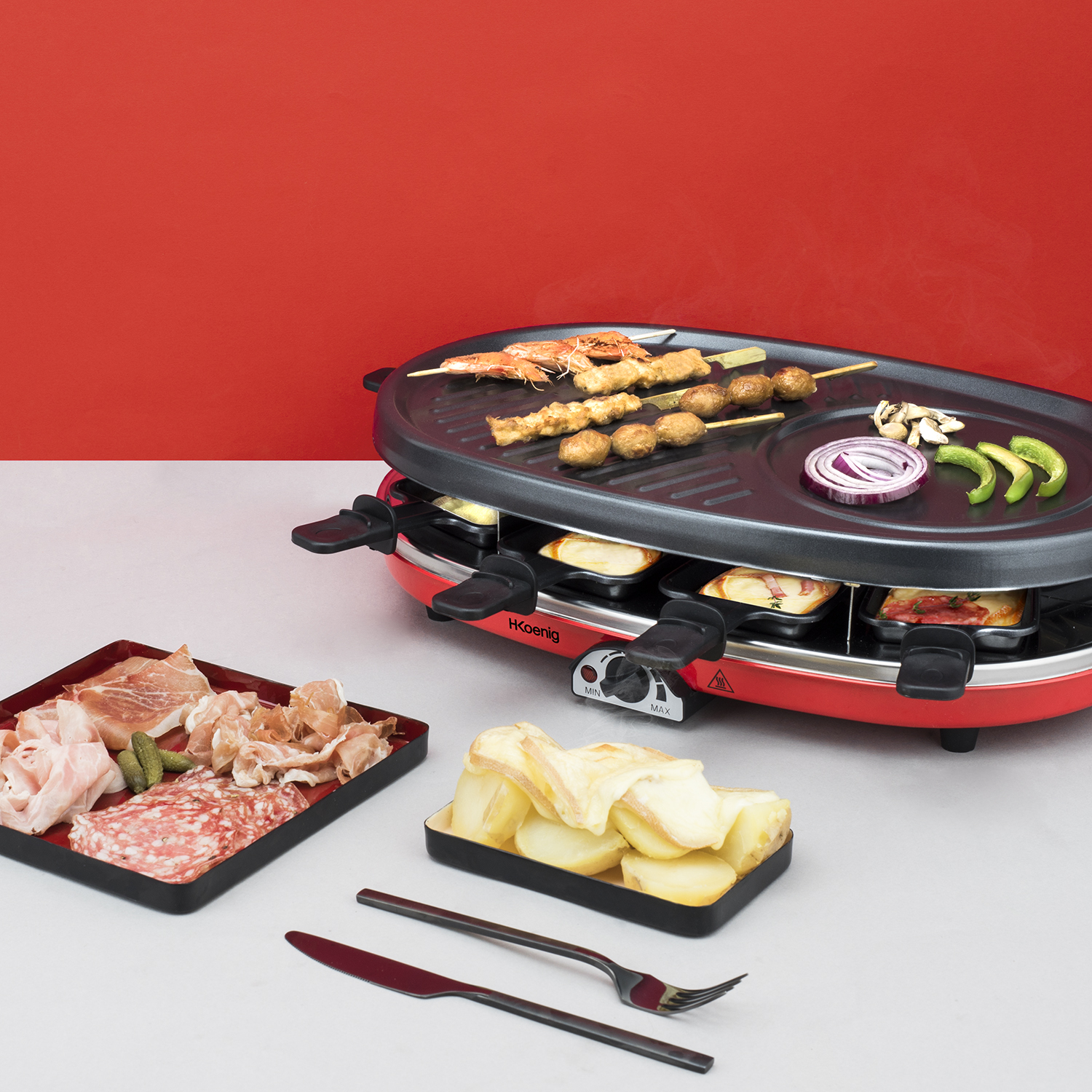 Czerwony grill do raclette z jedzeniem gotowym do gotowania, z serem, mięsem i warzywami.