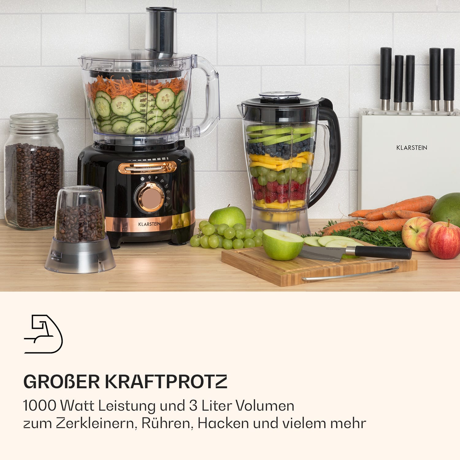 Eine Küchenmaschine mit Zutaten, darunter geschnittenes Gemüse und Obst. Ein Messer und Werkzeuge.