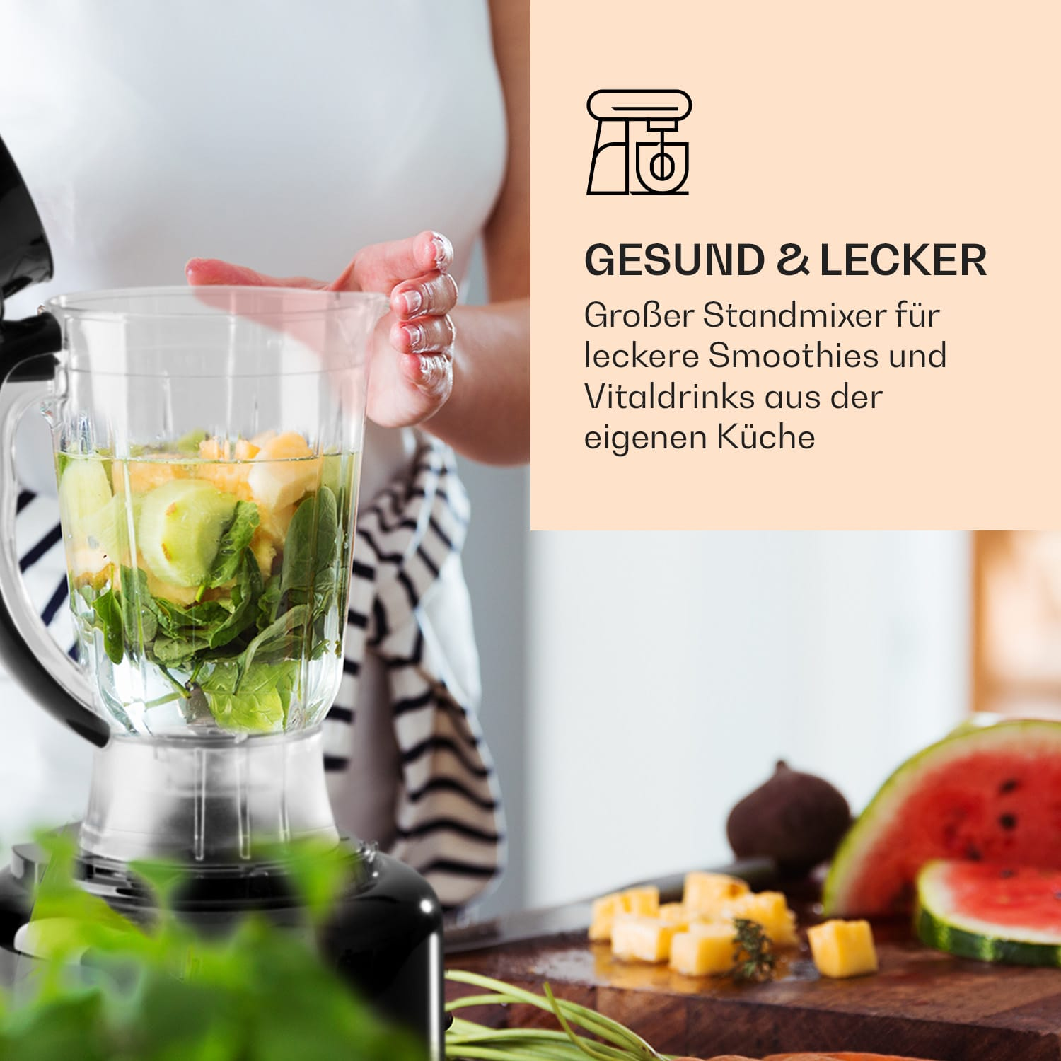 Roter Küchenmixer mit Cupcakes. Zutaten herum: Mehl, Butter und Eier. Die Szene hat eine Ziegelwand im Hintergrund.