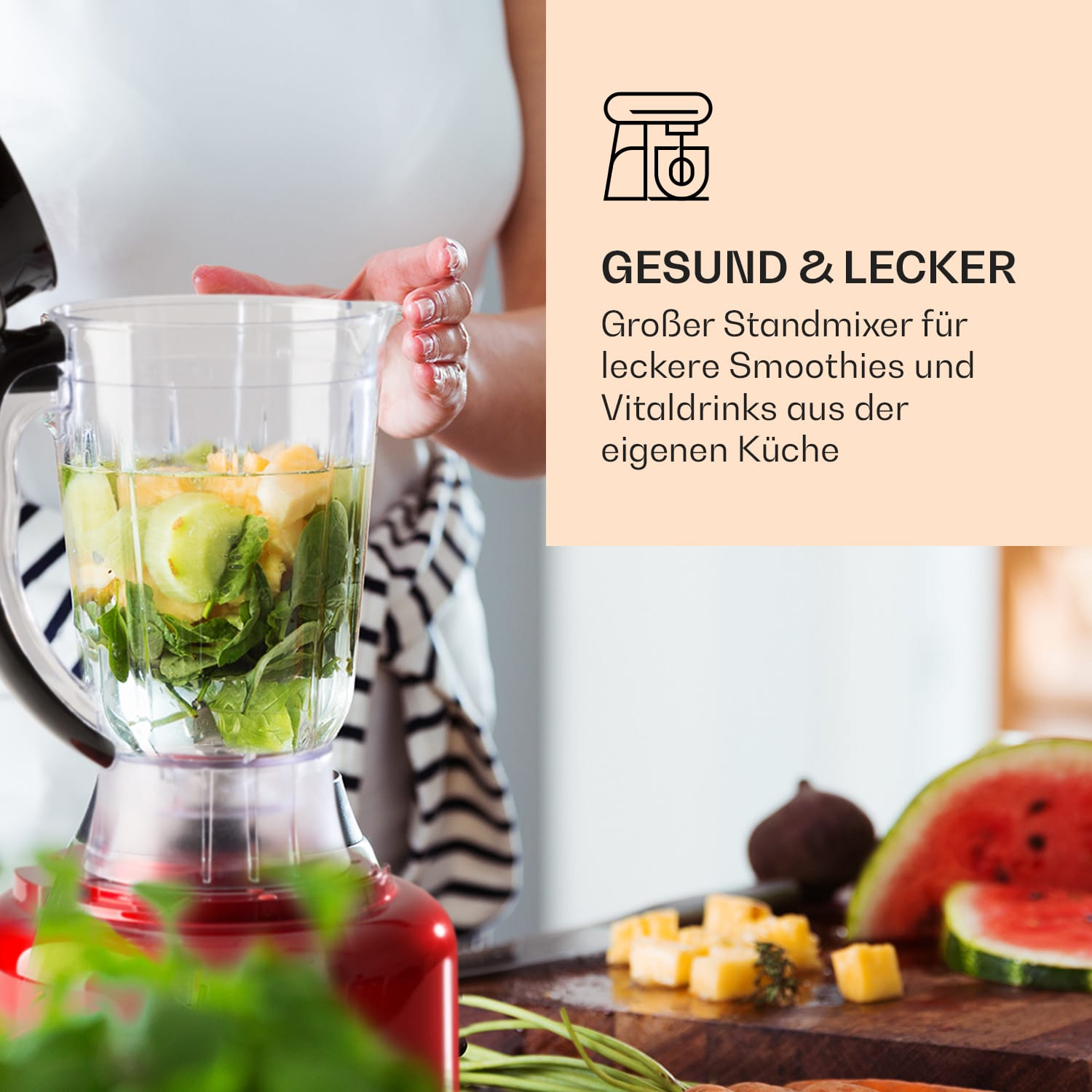 Frau mixt Zutaten in einem Mixer. Text sagt 'Gesund & Lecker' und beschreibt einen Smoothie-Maker.