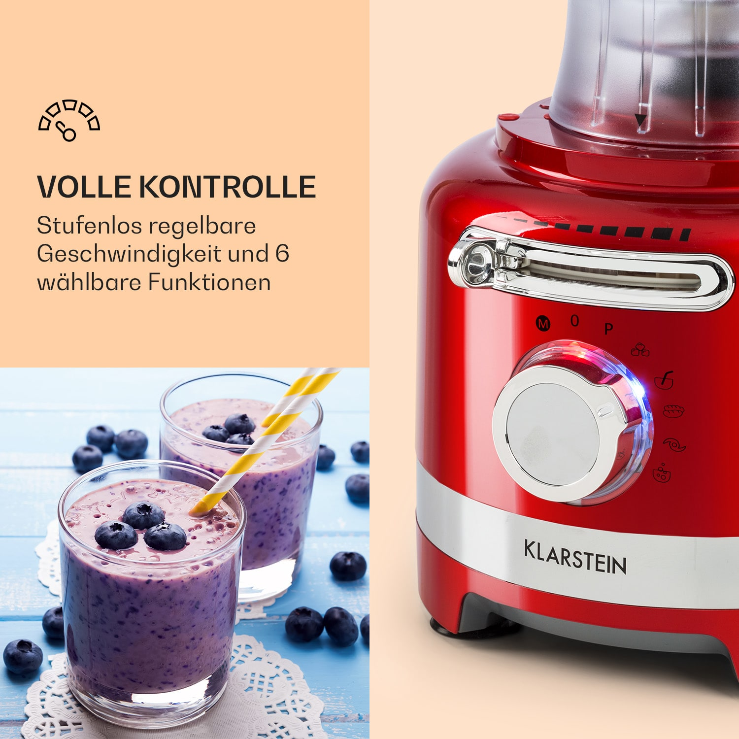 Roter Mixer mit silbernem Drehregler und zwei Gläsern lila Smoothie mit Blaubeeren. Der Hintergrund ist hellpfirsichfarben.