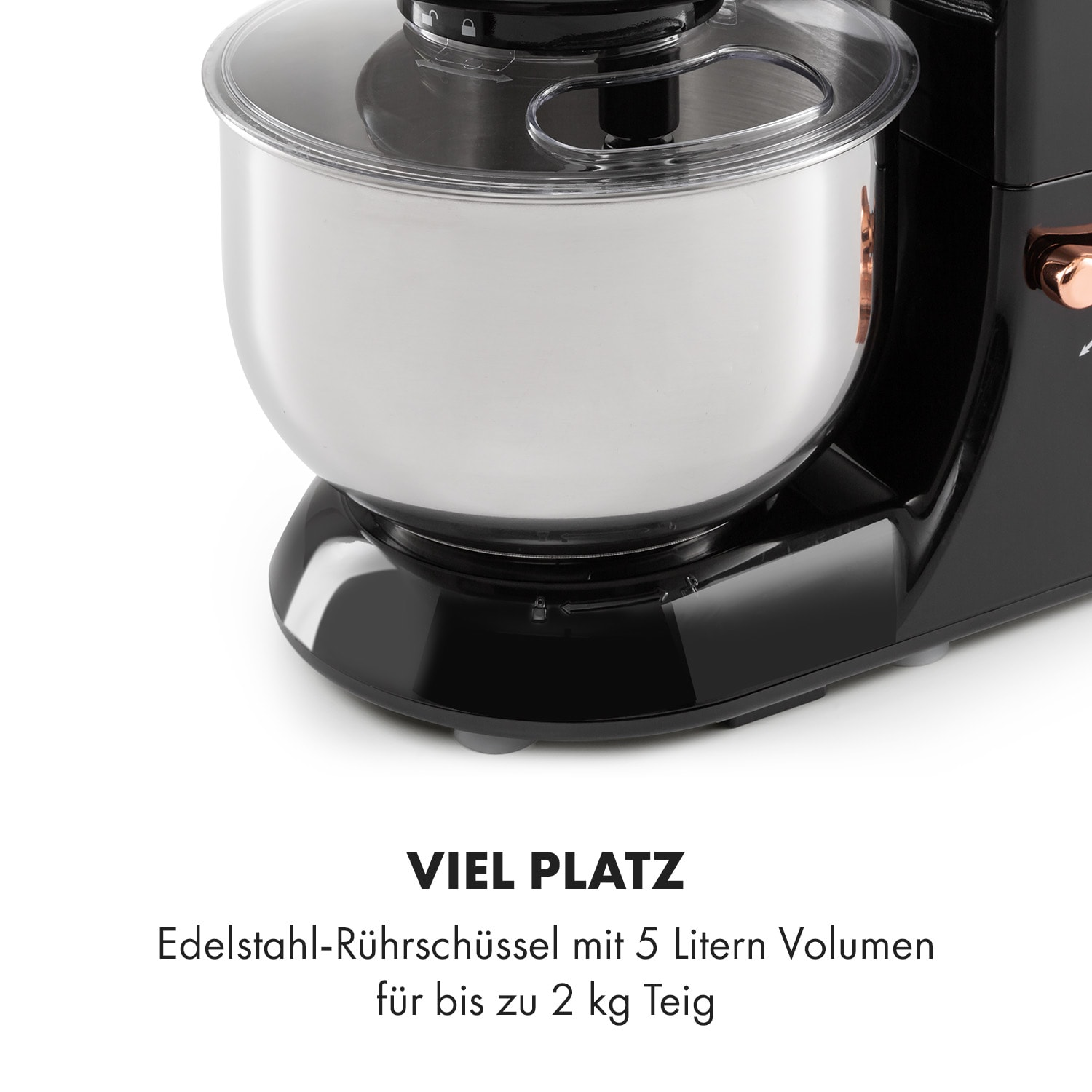 Schwarzer Küchenmixer mit silberner Schüssel und transparentem Deckel. Text: „VIEL PLATZ“. Weißer Hintergrund.