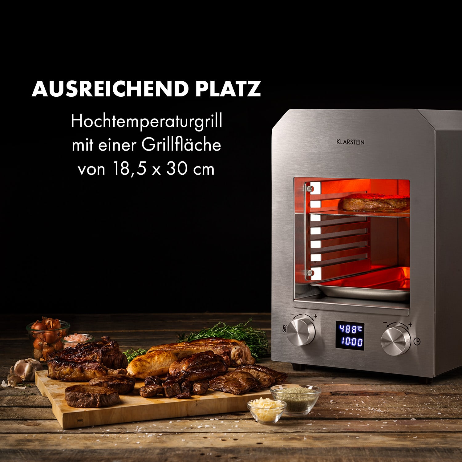 Gegrillte Steaks auf einem Holzbrett, mit einem Edelstahlgrill im Hintergrund.
