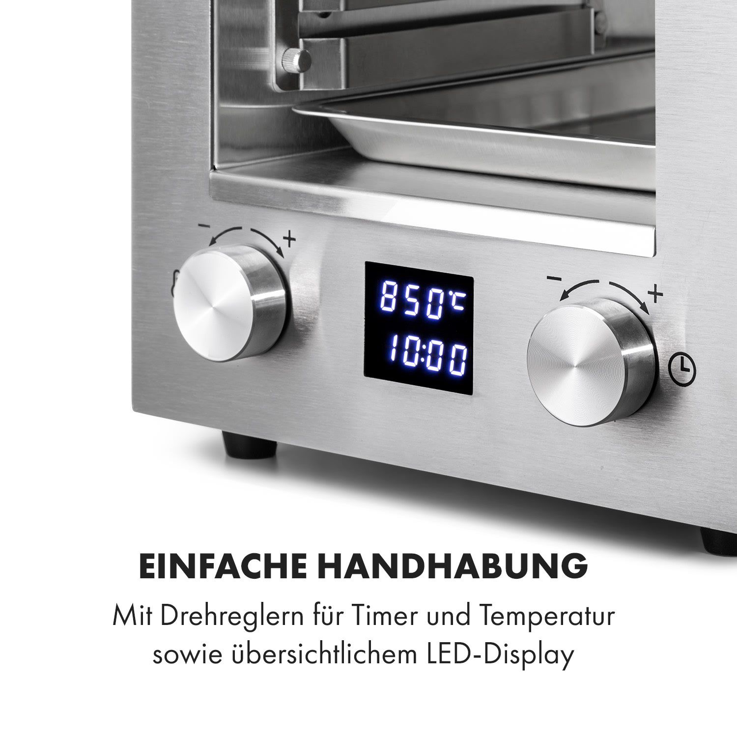 Nahaufnahme eines silbernen Ofens mit Digitalanzeige, die Zeit- und Temperatureinstellungen zeigt.
