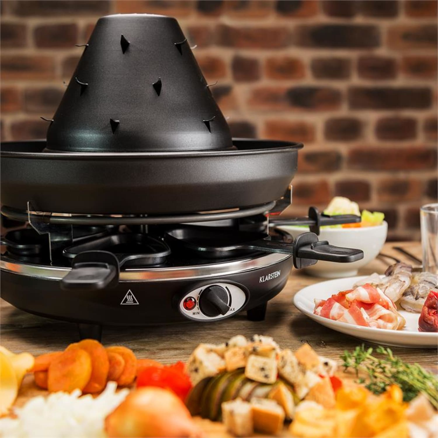 Raclette-Grill mit verschiedenen Lebensmitteln.