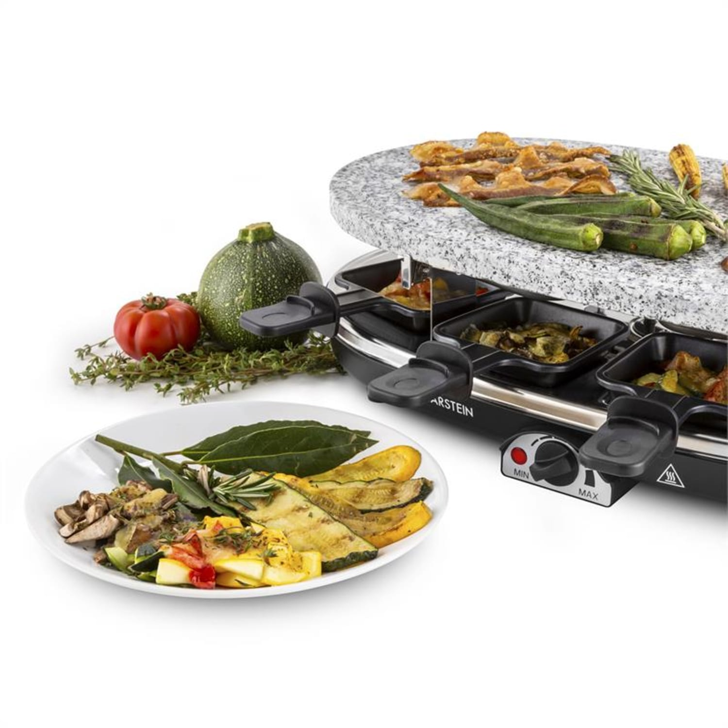 Griglia per raclette con cibo, tra cui verdure e carne su piatto bianco. Piano in pietra grigia.