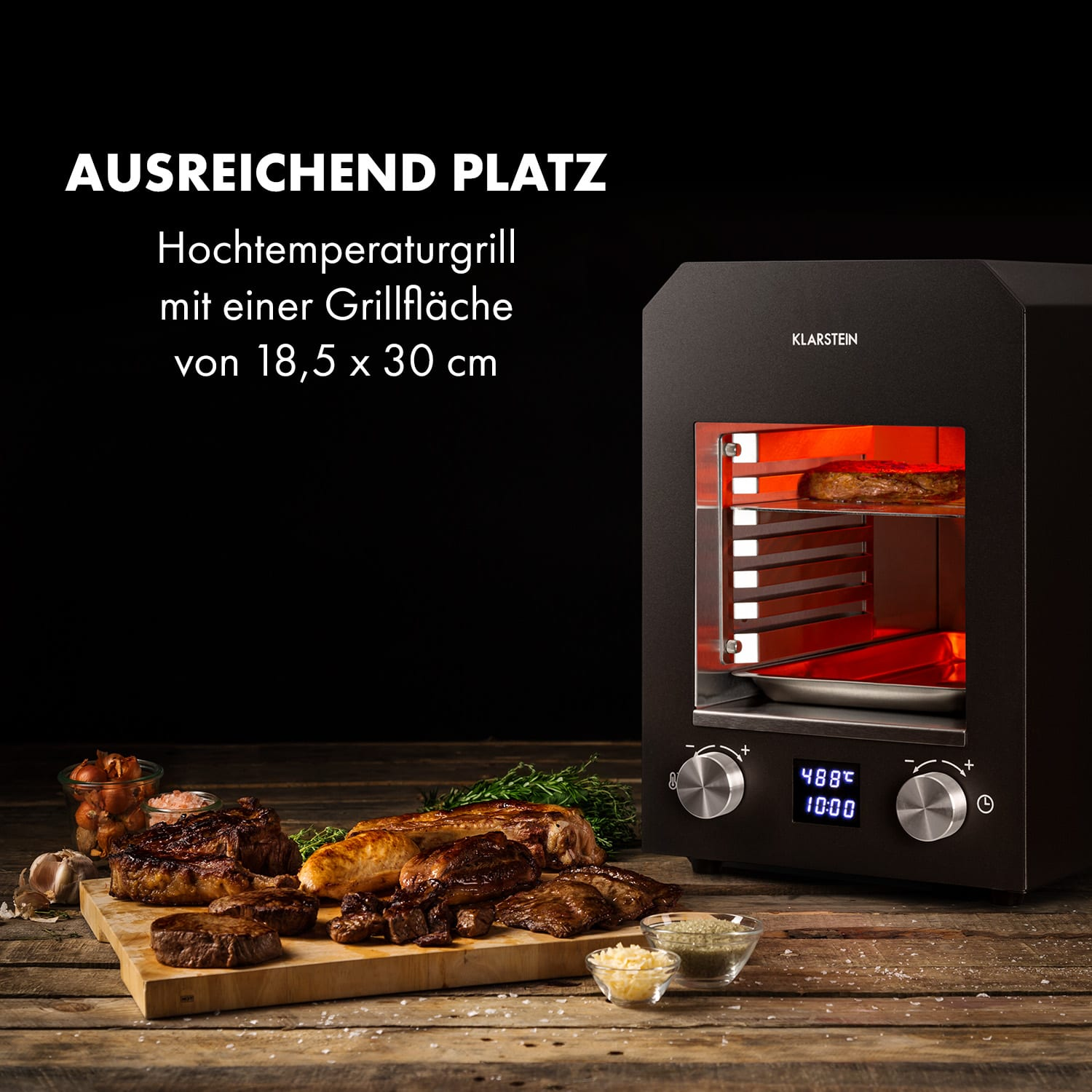 Schwarzer Ofen mit Essen, gekochtes Fleisch und Zutaten auf Holzbrett, dunkel.