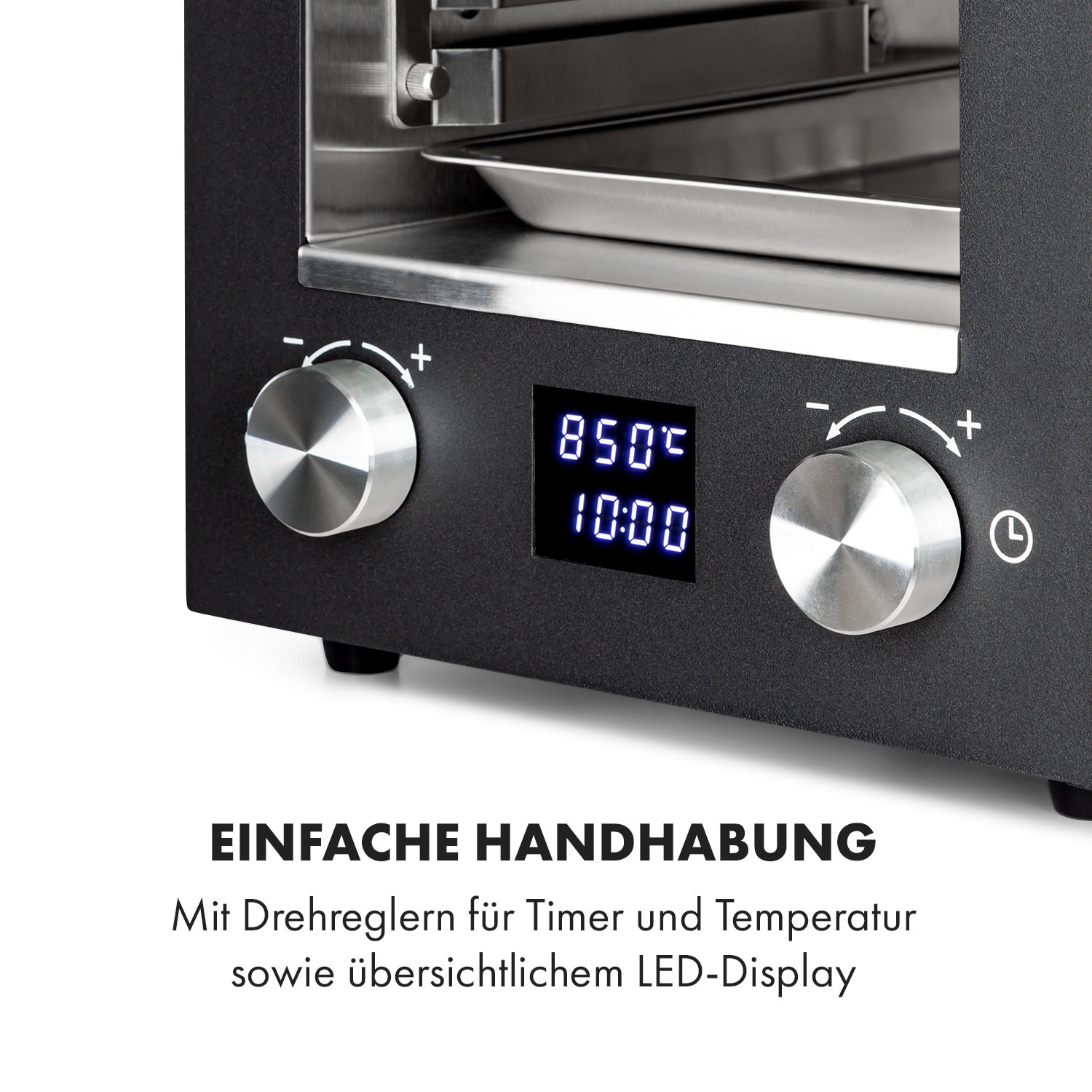 Schwarze Ofenfront mit Knöpfen, Digitalanzeige mit Zeit und Temperatur.