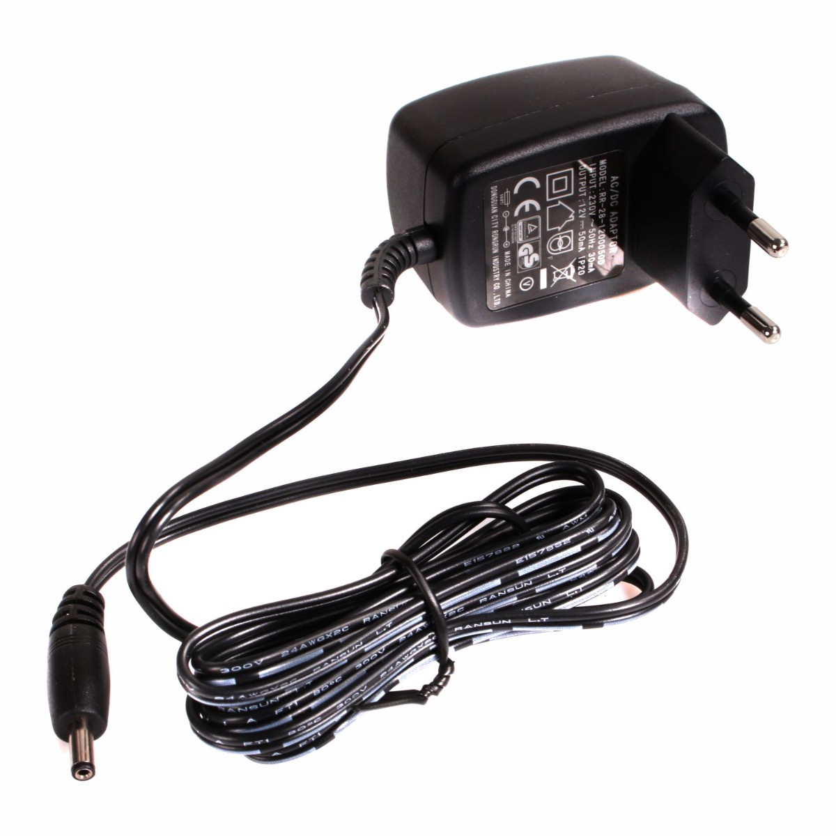 Schwarzer AC-DC-Adapter mit schwarzem Kabel und Stecker. Er befindet sich auf weißem Hintergrund.