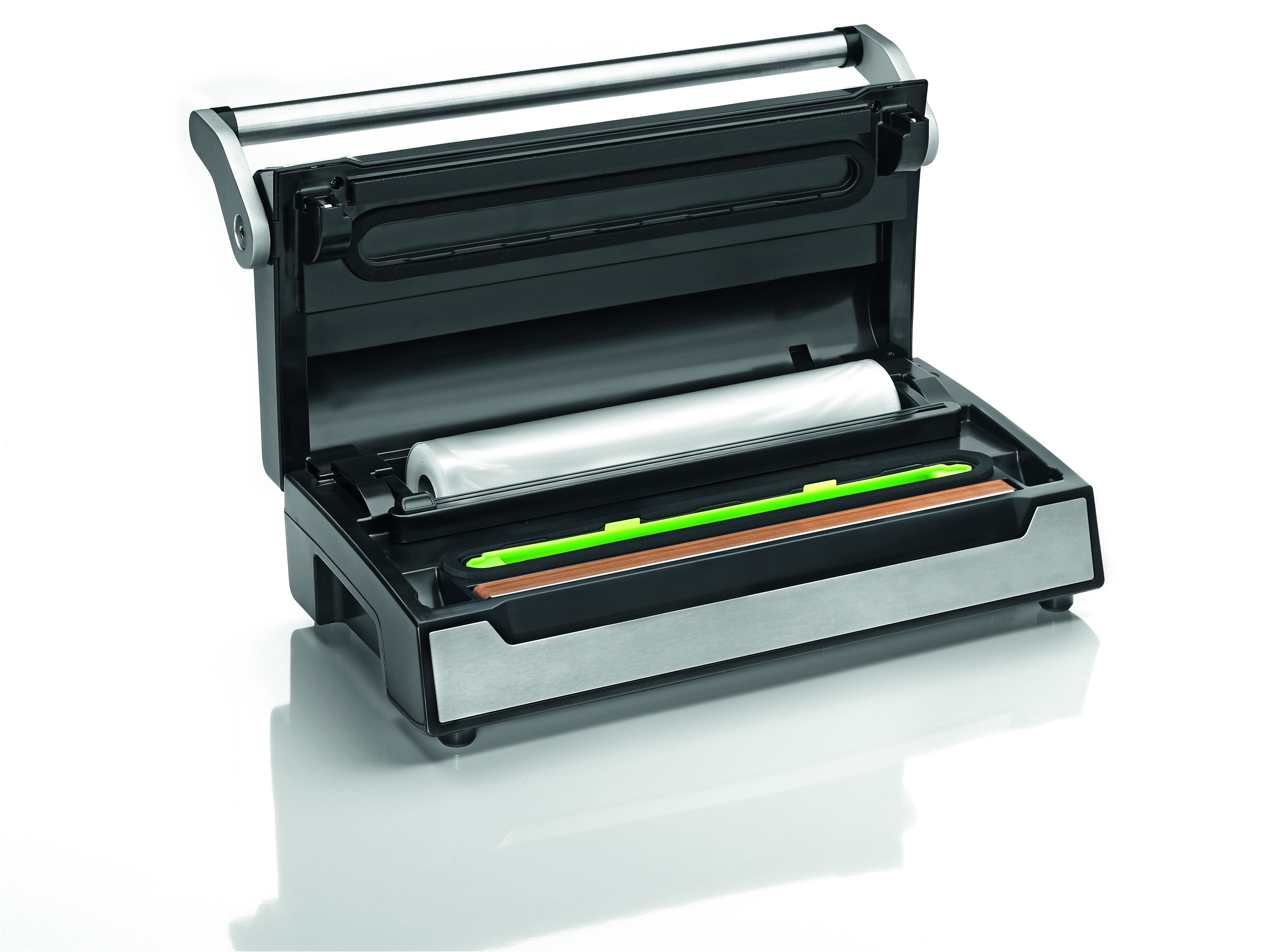 Czarna zgrzewarka próżniowa, otwarta, z rolką plastiku. Białe tło.