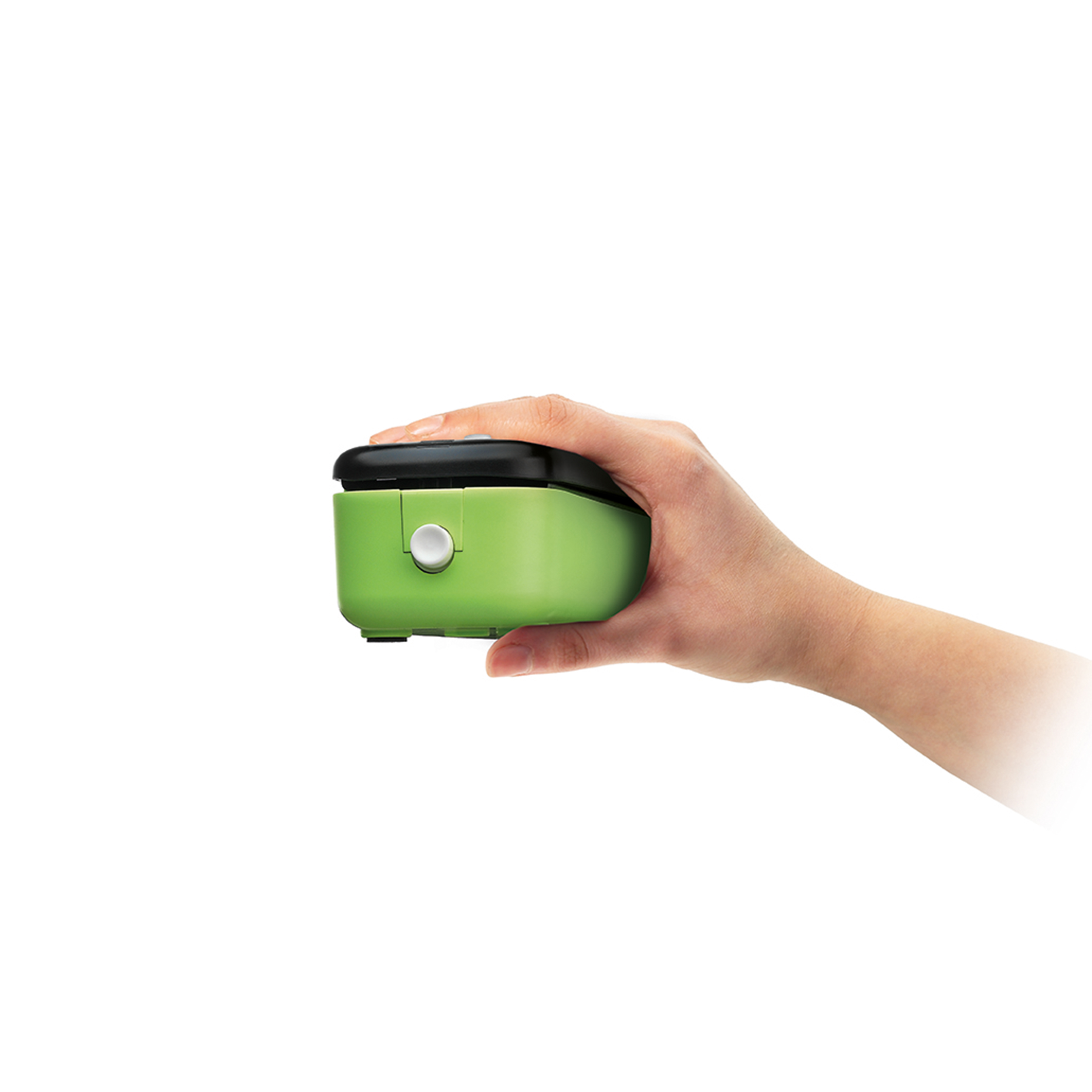 Ręka trzymająca zielone urządzenie z przyciskiem, na białym tle.