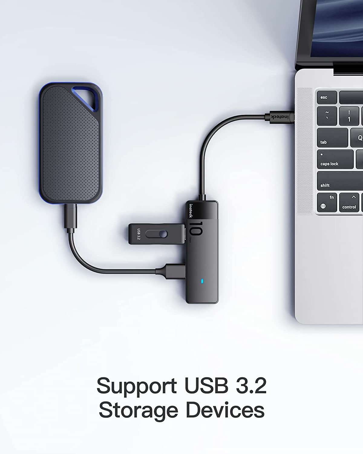Ein Laptop, der mit einem USB-Hub verbunden ist, in den ein USB-Laufwerk eingesteckt ist. Text: Unterstützt USB 3.2-Speichergeräte.