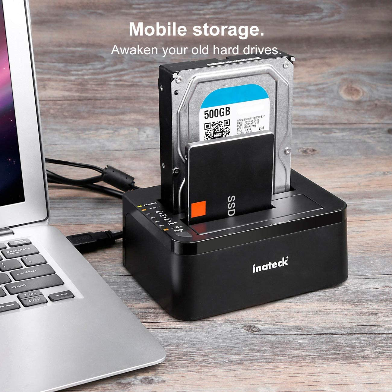 Festplatten-Dock mit Festplatte und SSD. Laptop im Hintergrund.