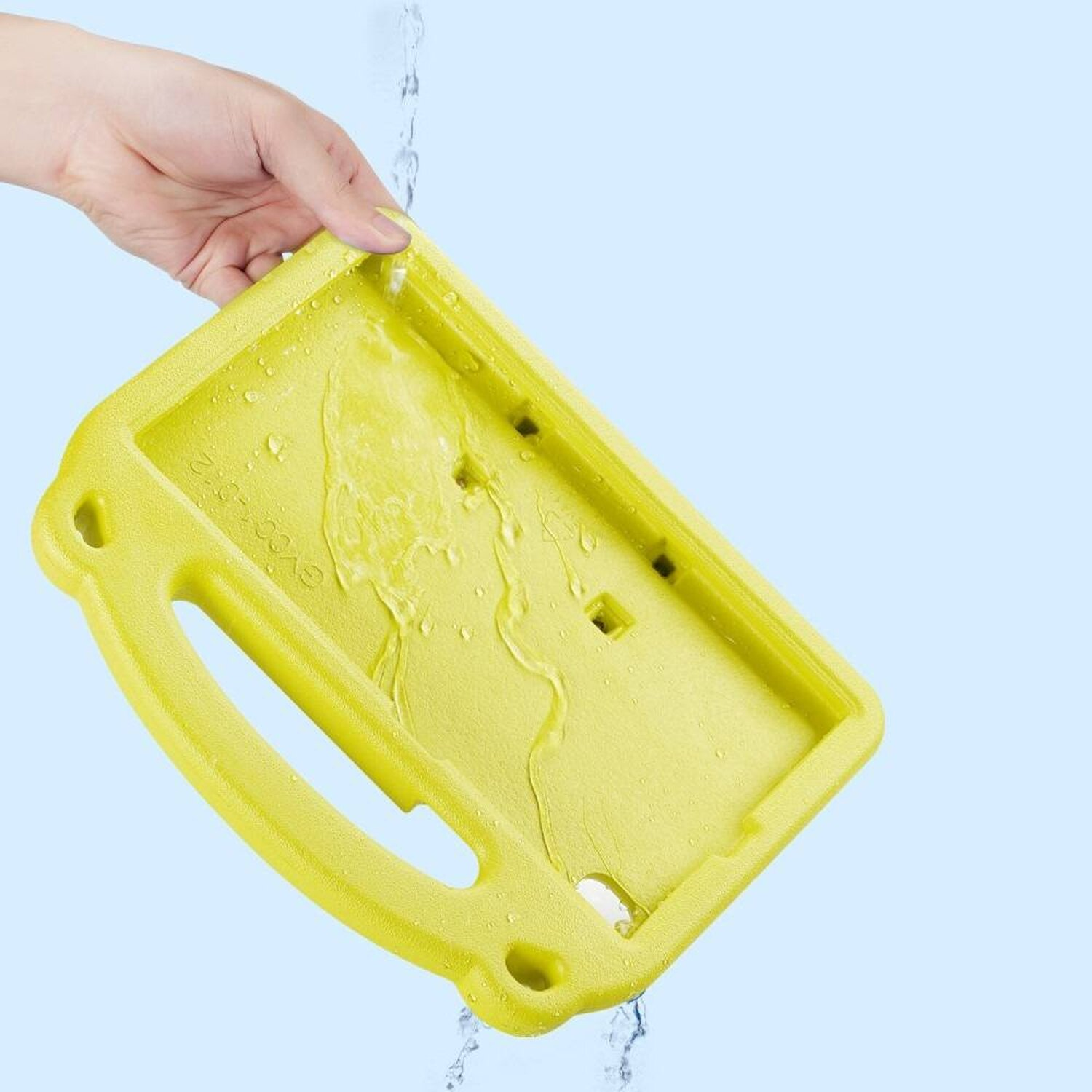 Gelbe Tablethülle wird gewaschen. Hand hält Hülle, Wasser fließt darüber. Blauer Hintergrund.