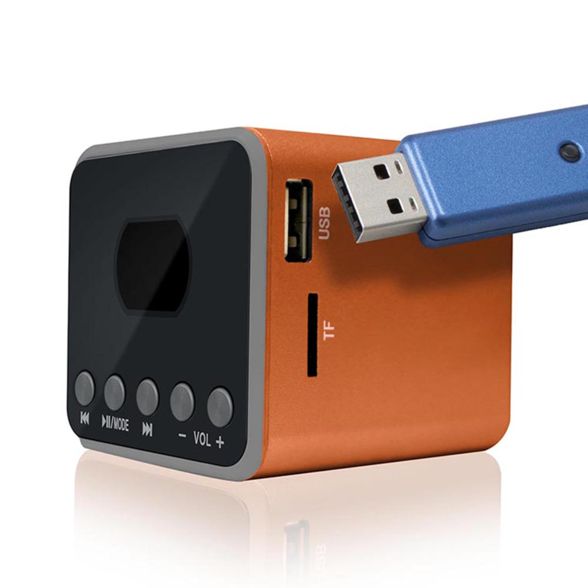 Altavoz naranja con USB, unidad USB azul insertada, fondo blanco.