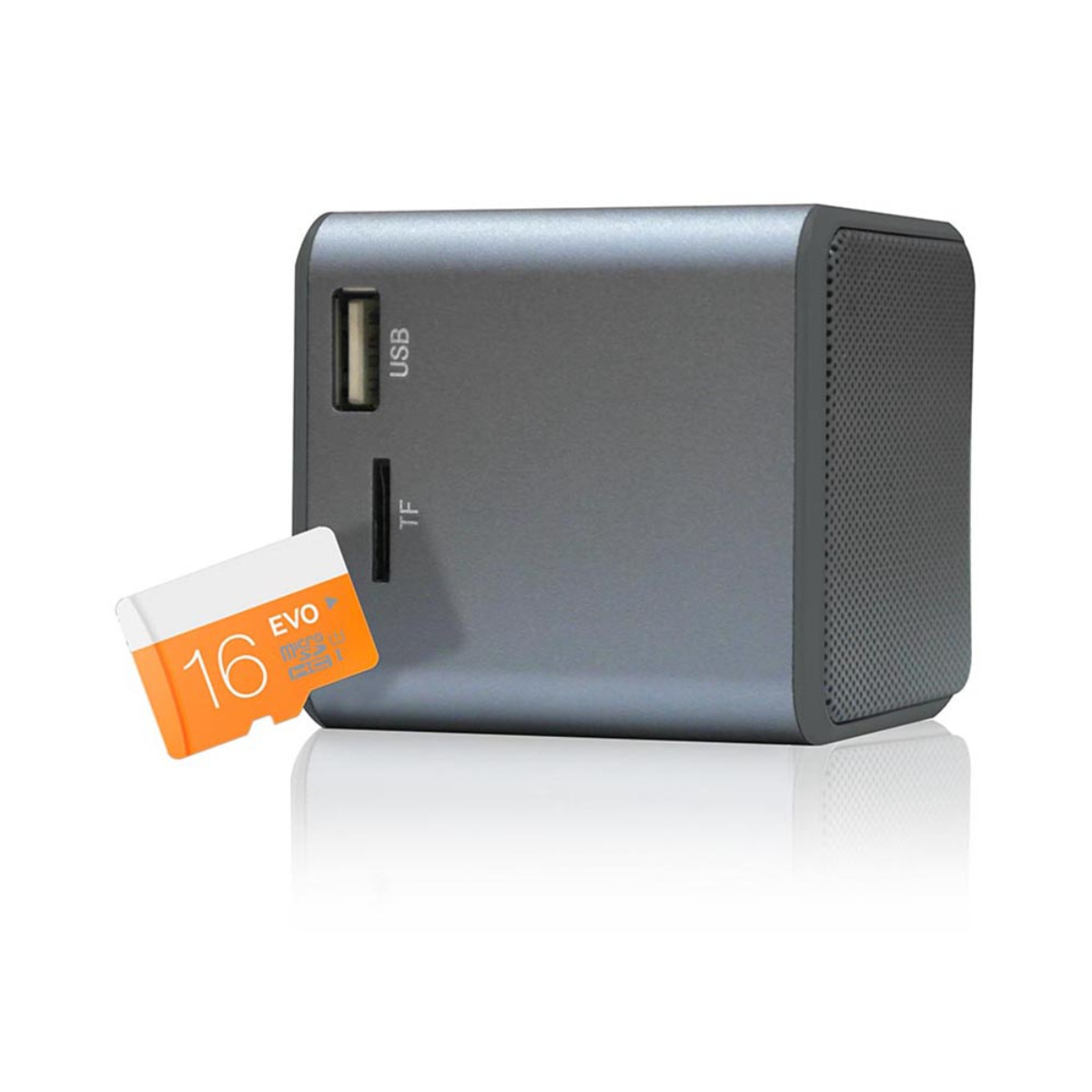 Altavoz gris con puertos USB y TF, con una tarjeta SD naranja de 16 GB, sobre blanco.